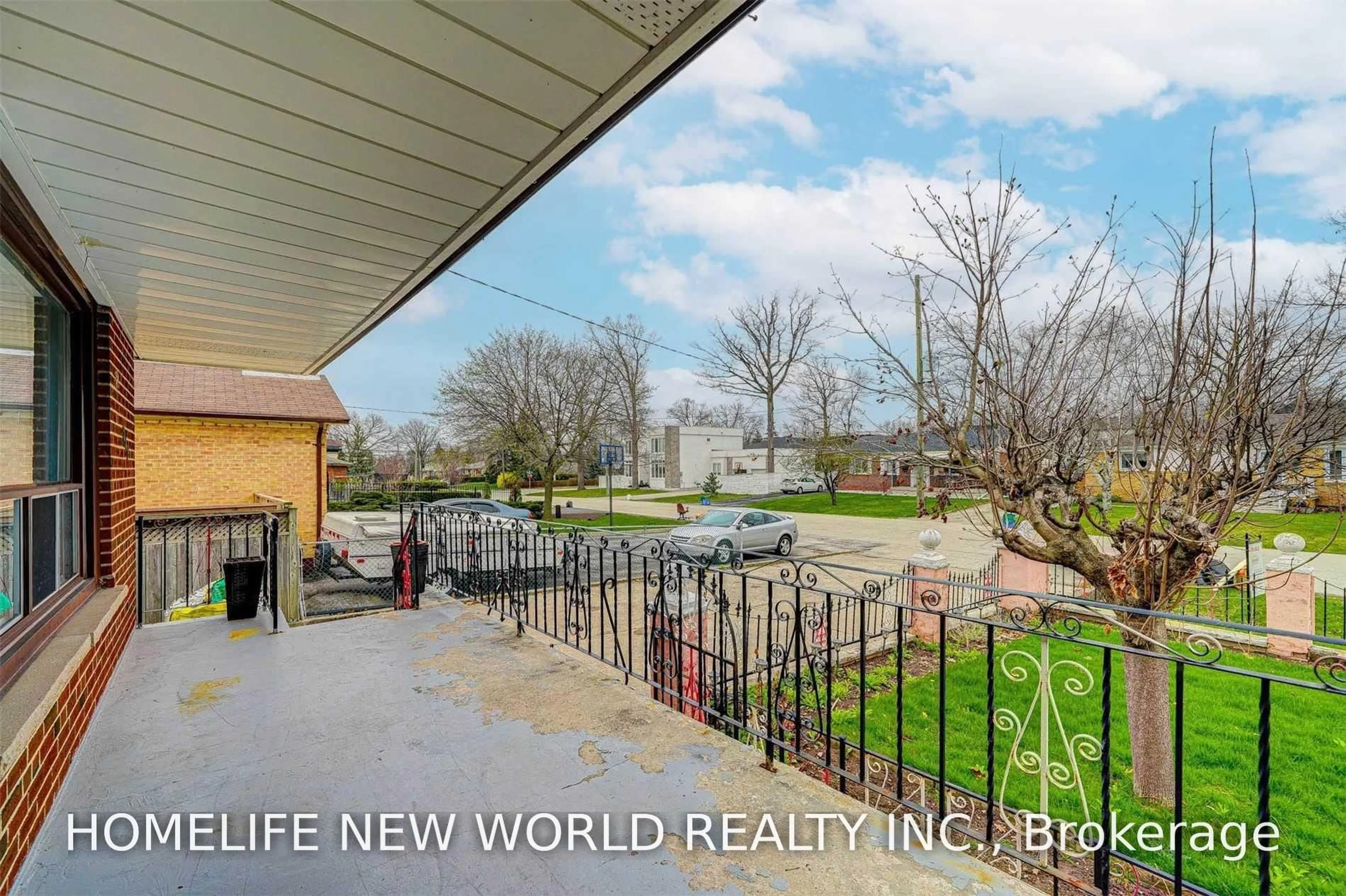 A pic from outside/outdoor area/front of a property/back of a property/a pic from drone, unknown for 349 Woodale Ave, Oakville Ontario L6K 2N8