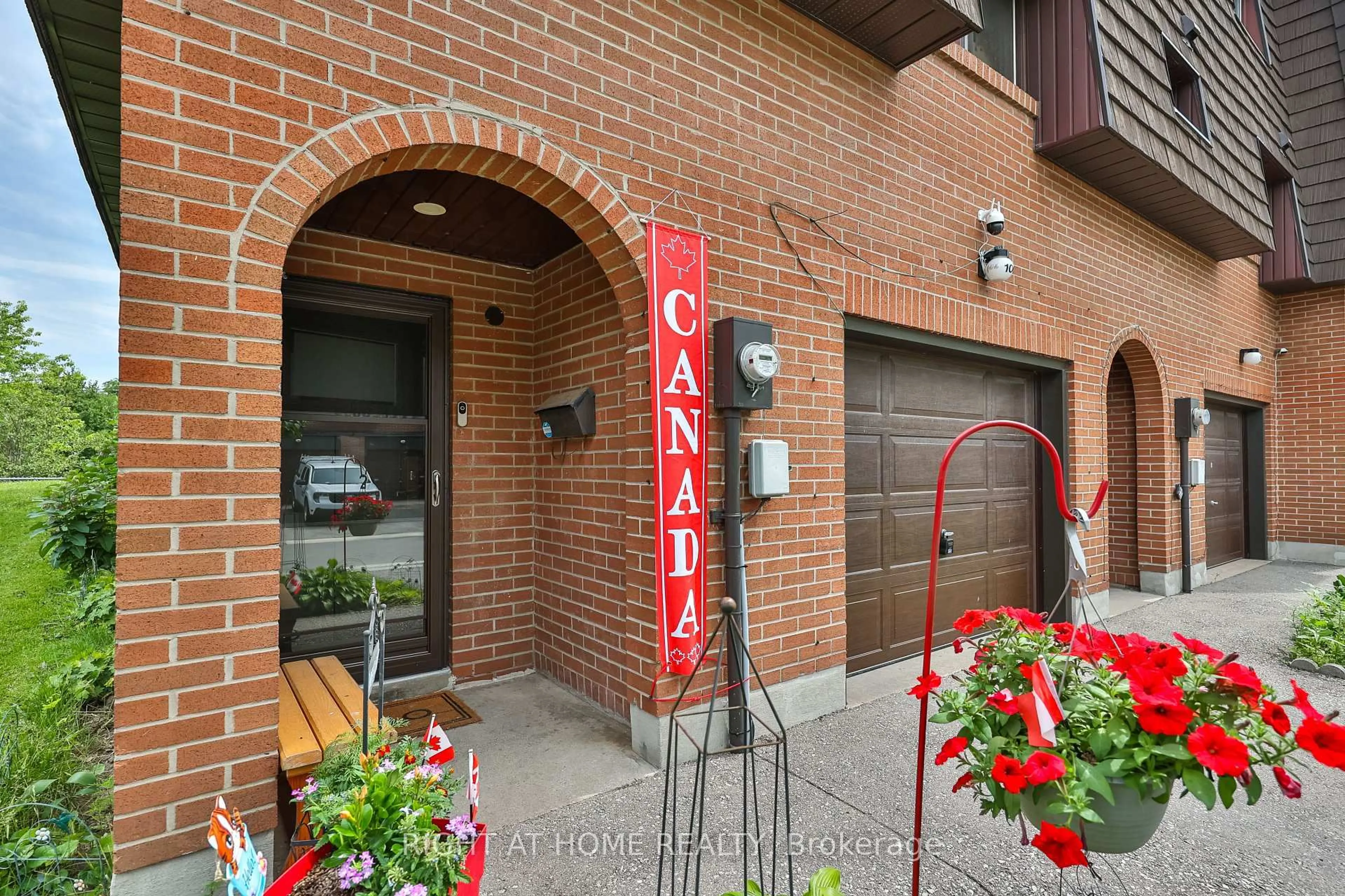 Indoor foyer for 100 Darras Crt #74, Brampton Ontario L6T 1W7