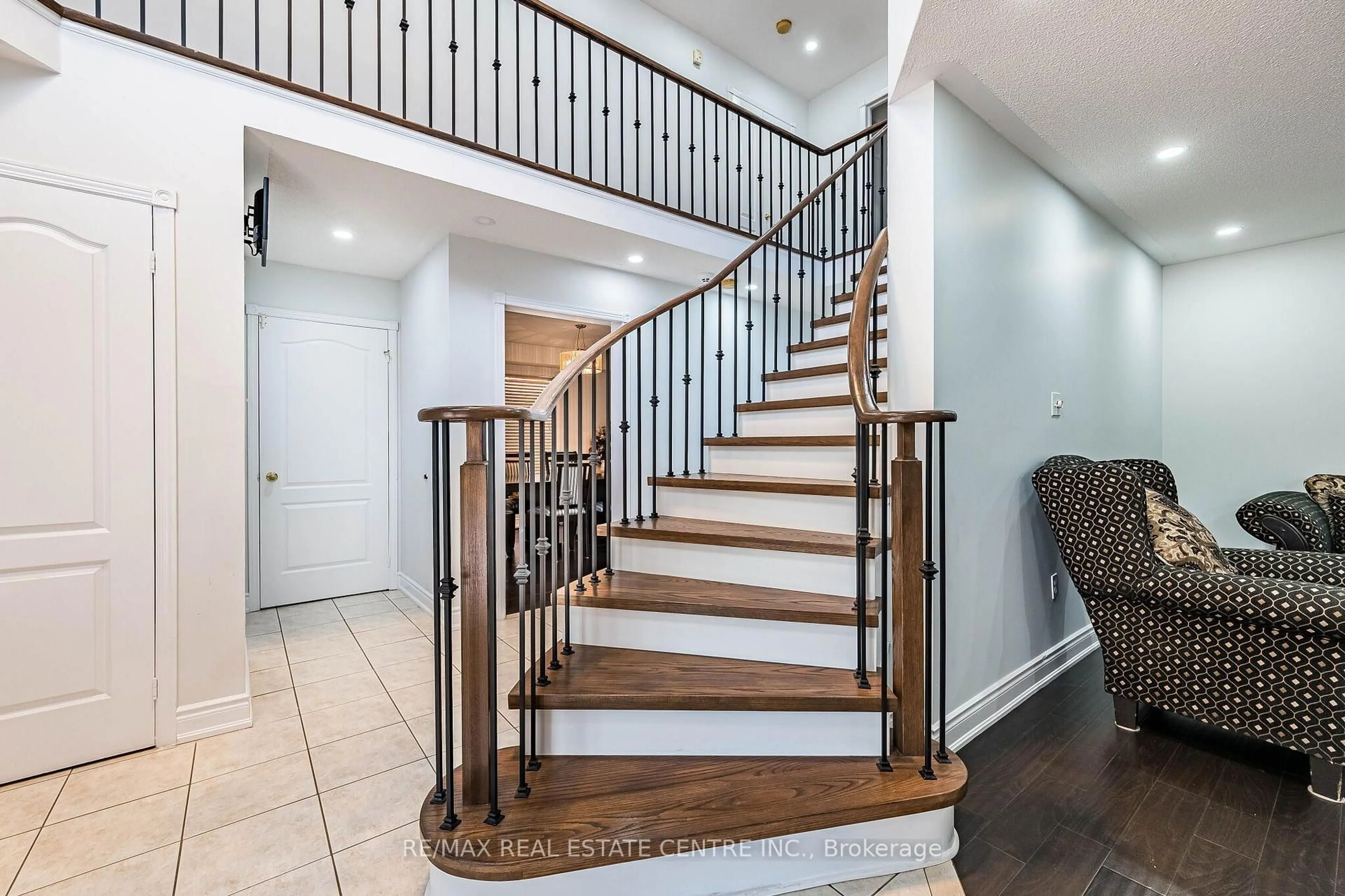 Stairs for 25 Sheepberry Terr, Brampton Ontario L7A 2B6