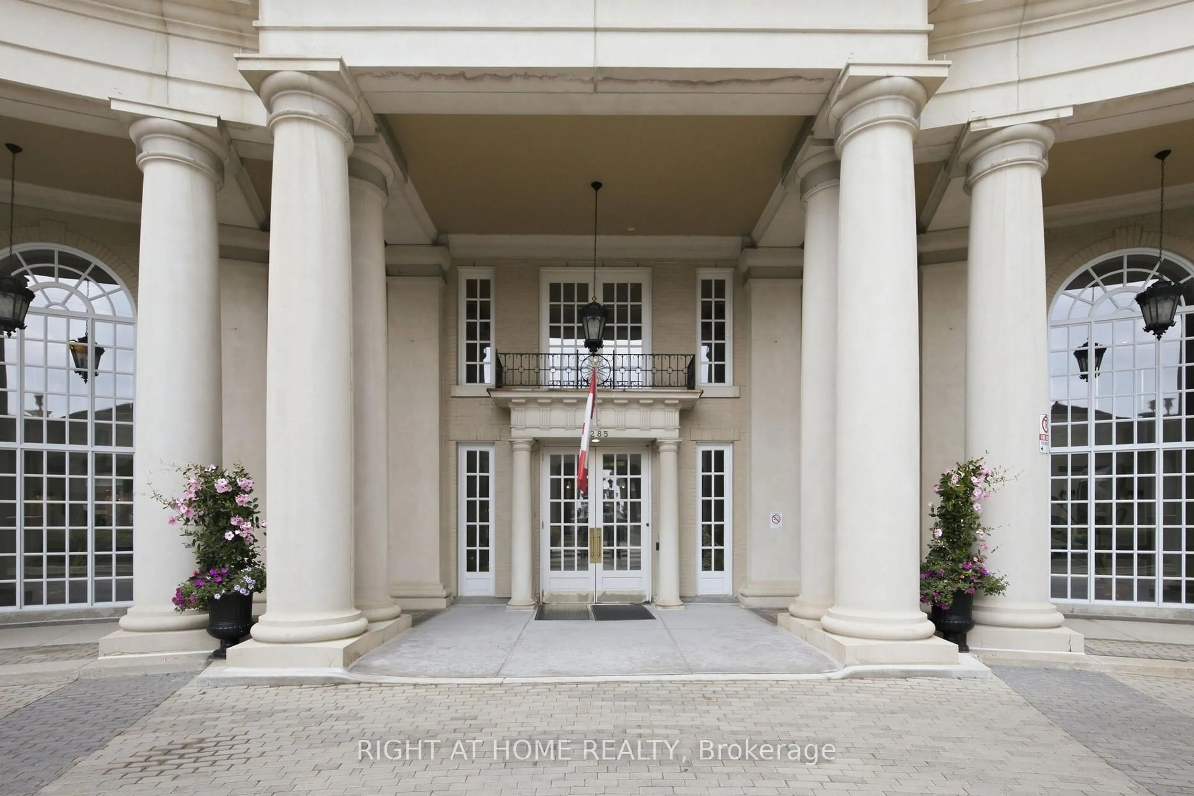 Indoor foyer for 2285 Lake Shore Blvd #312, Toronto Ontario M8V 3X9