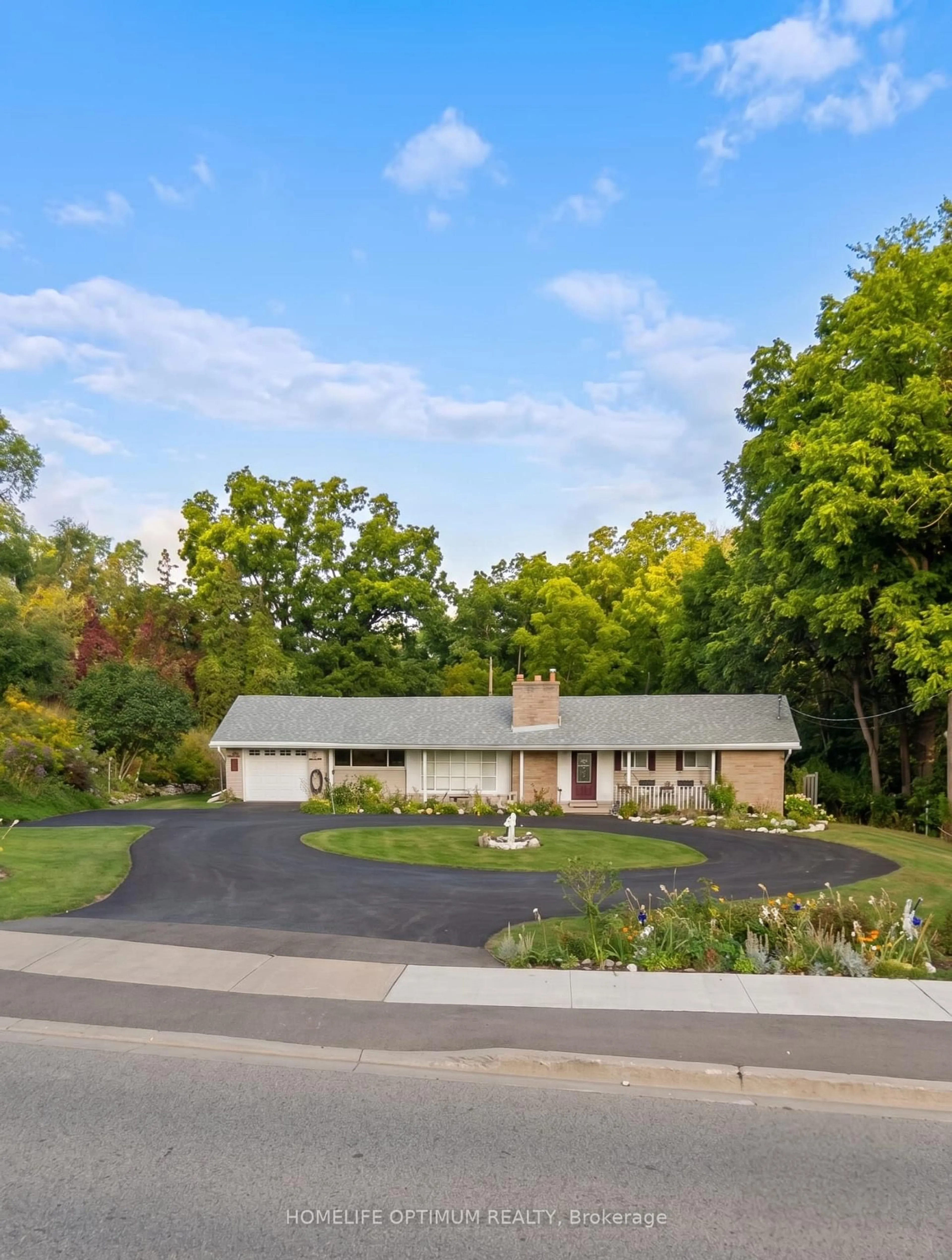 A pic from outside/outdoor area/front of a property/back of a property/a pic from drone, street for 400 Maple Ave, Halton Hills Ontario L7G 1X1