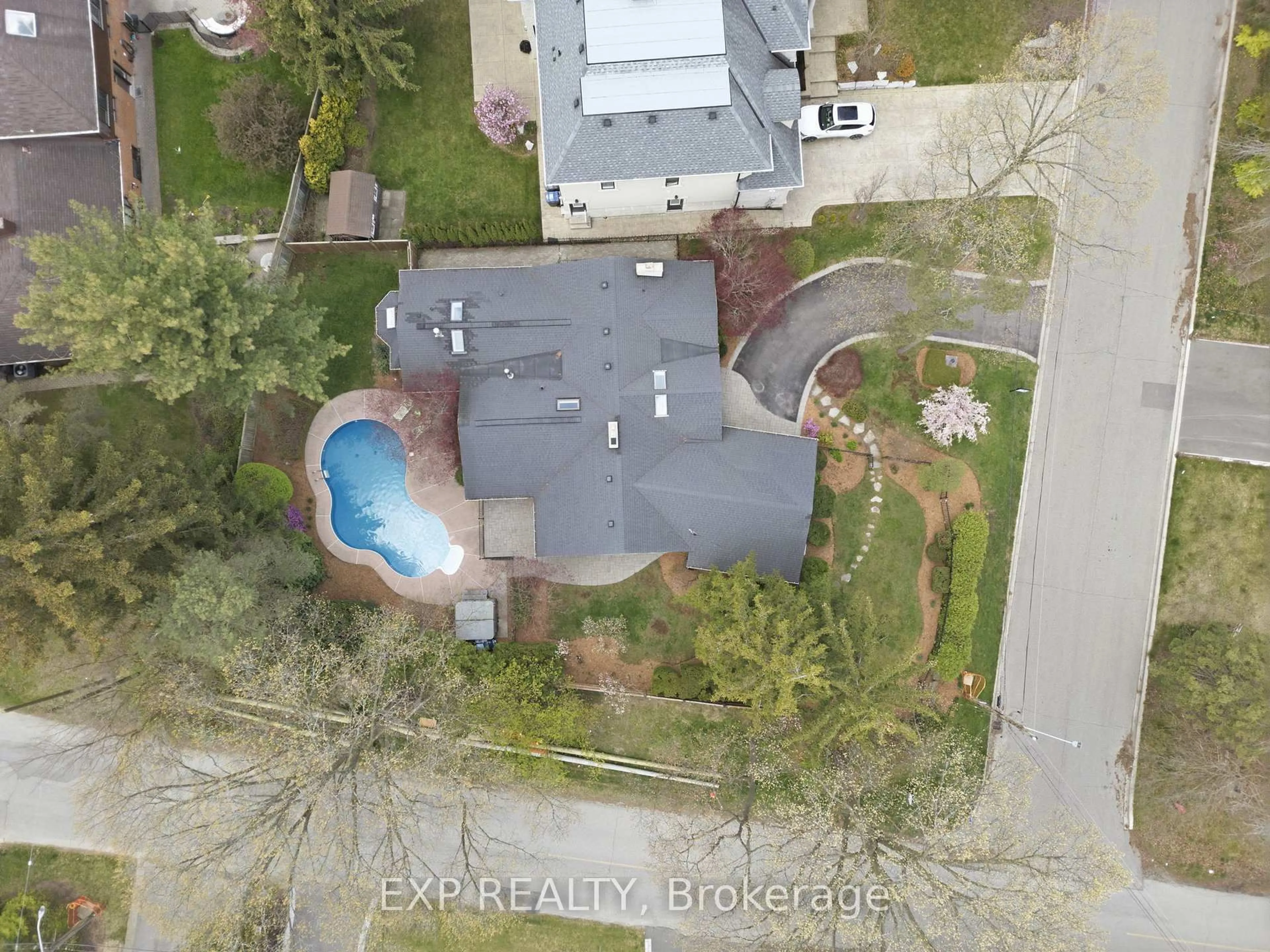 A pic from outside/outdoor area/front of a property/back of a property/a pic from drone, unknown for 2076 Autumn Breeze Dr, Mississauga Ontario L5B 1R4