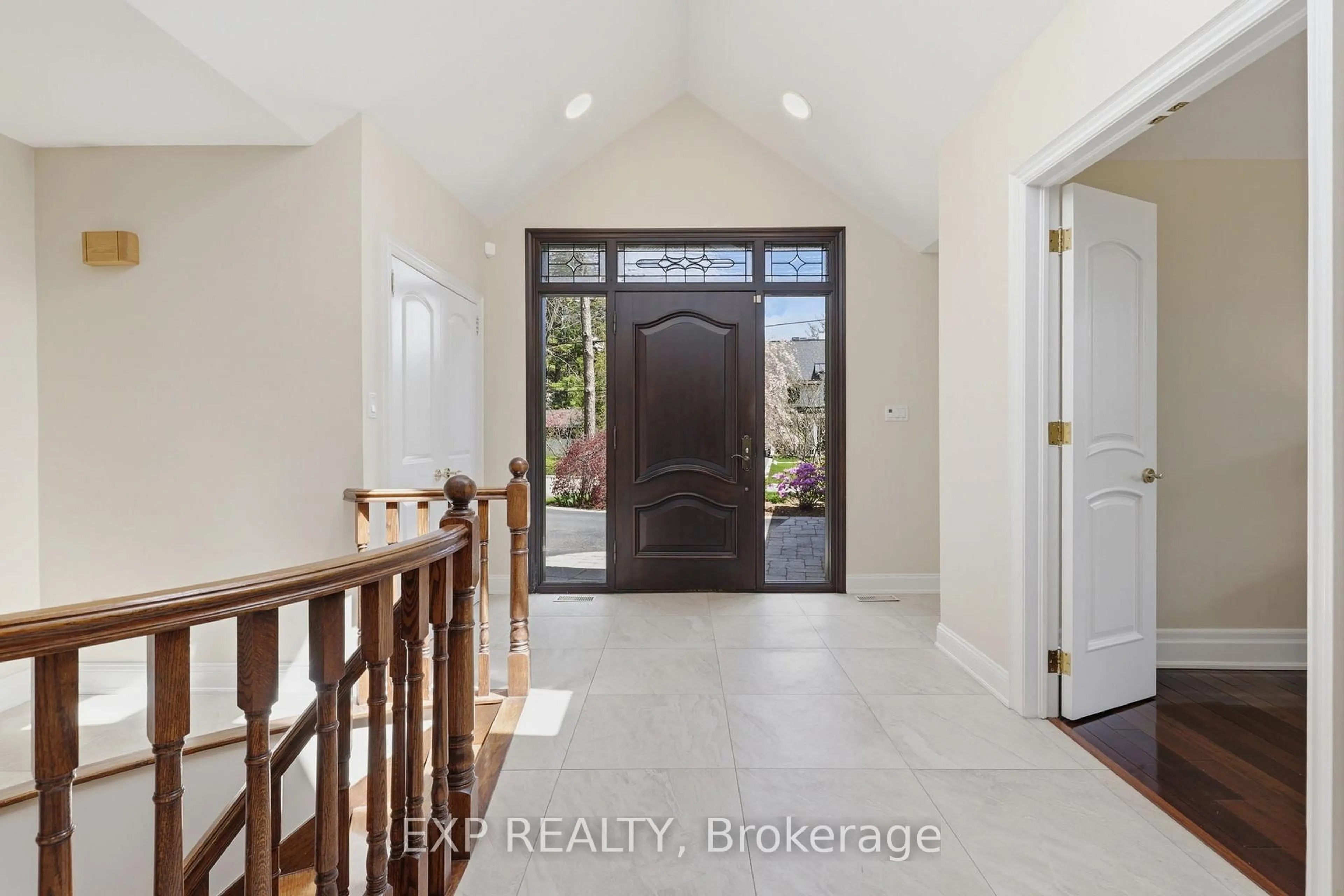 Indoor entryway for 2076 Autumn Breeze Dr, Mississauga Ontario L5B 1R4