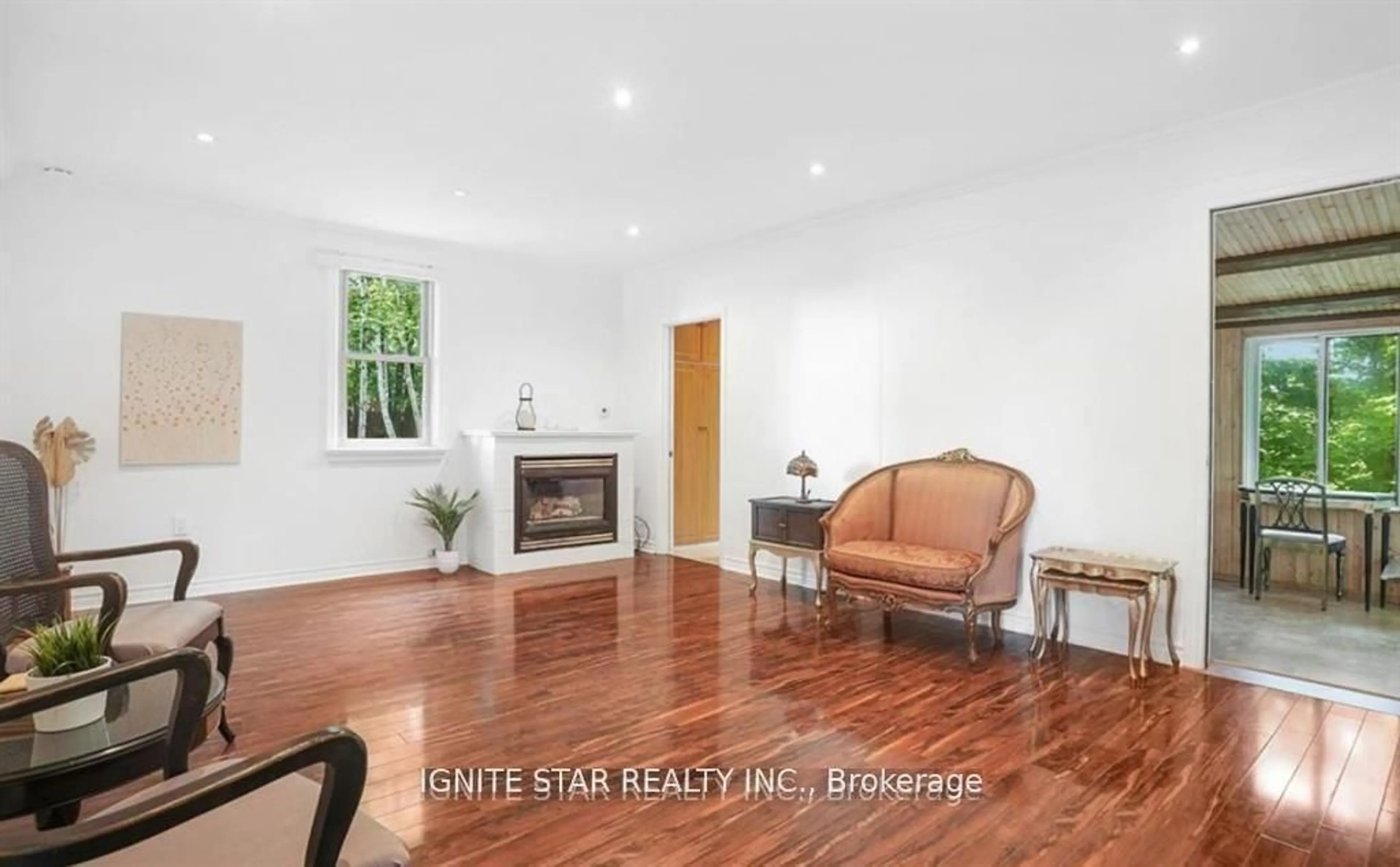Living room with furniture, wood/laminate floor for 1136 Bronte Rd, Oakville Ontario L6M 4G4