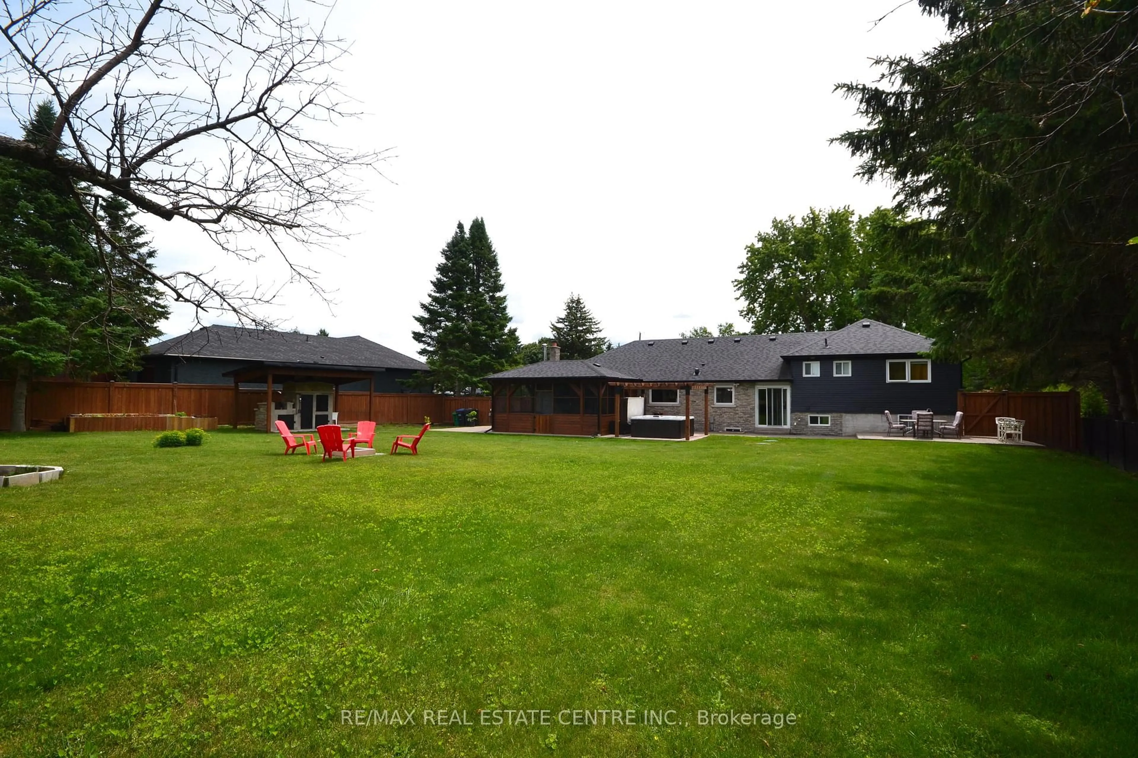 A pic from outside/outdoor area/front of a property/back of a property/a pic from drone, unknown for 8 Kevinwood Dr, Caledon Ontario L7K 0Z1