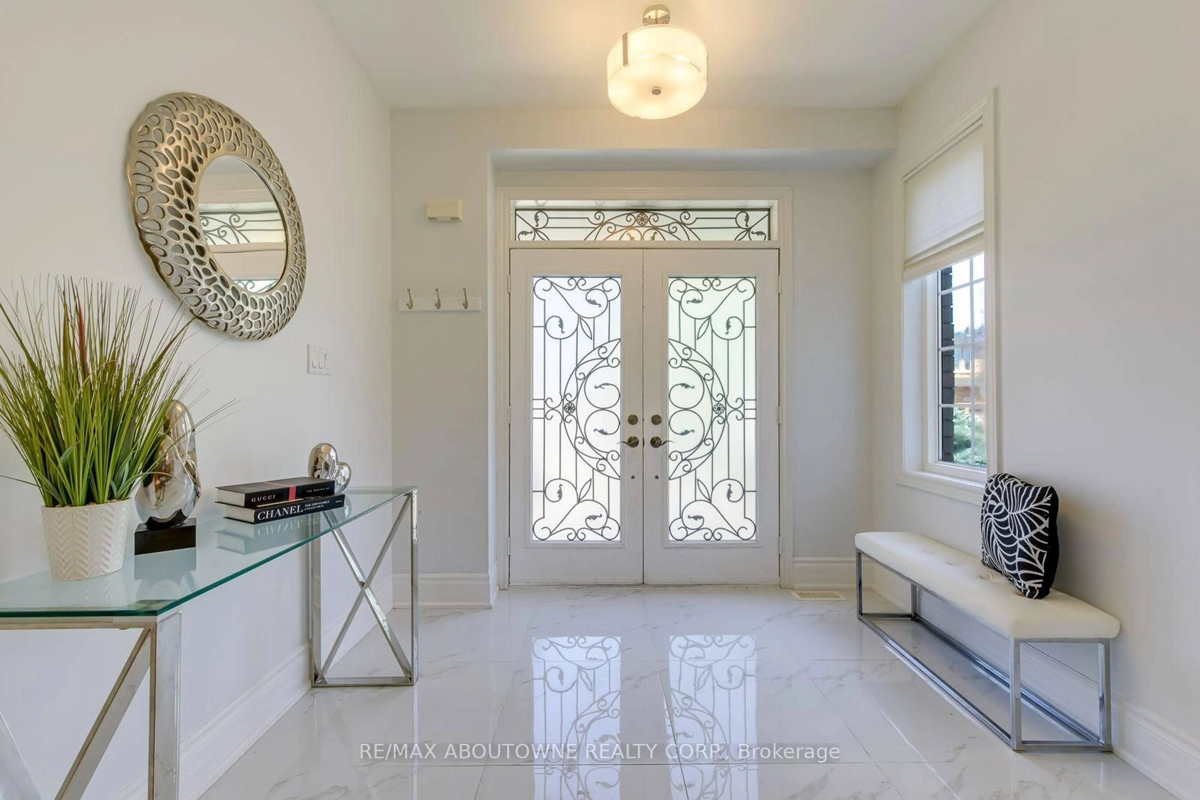 Indoor entryway for 2380 Woodcrest Dr, Oakville Ontario L6M 4S2