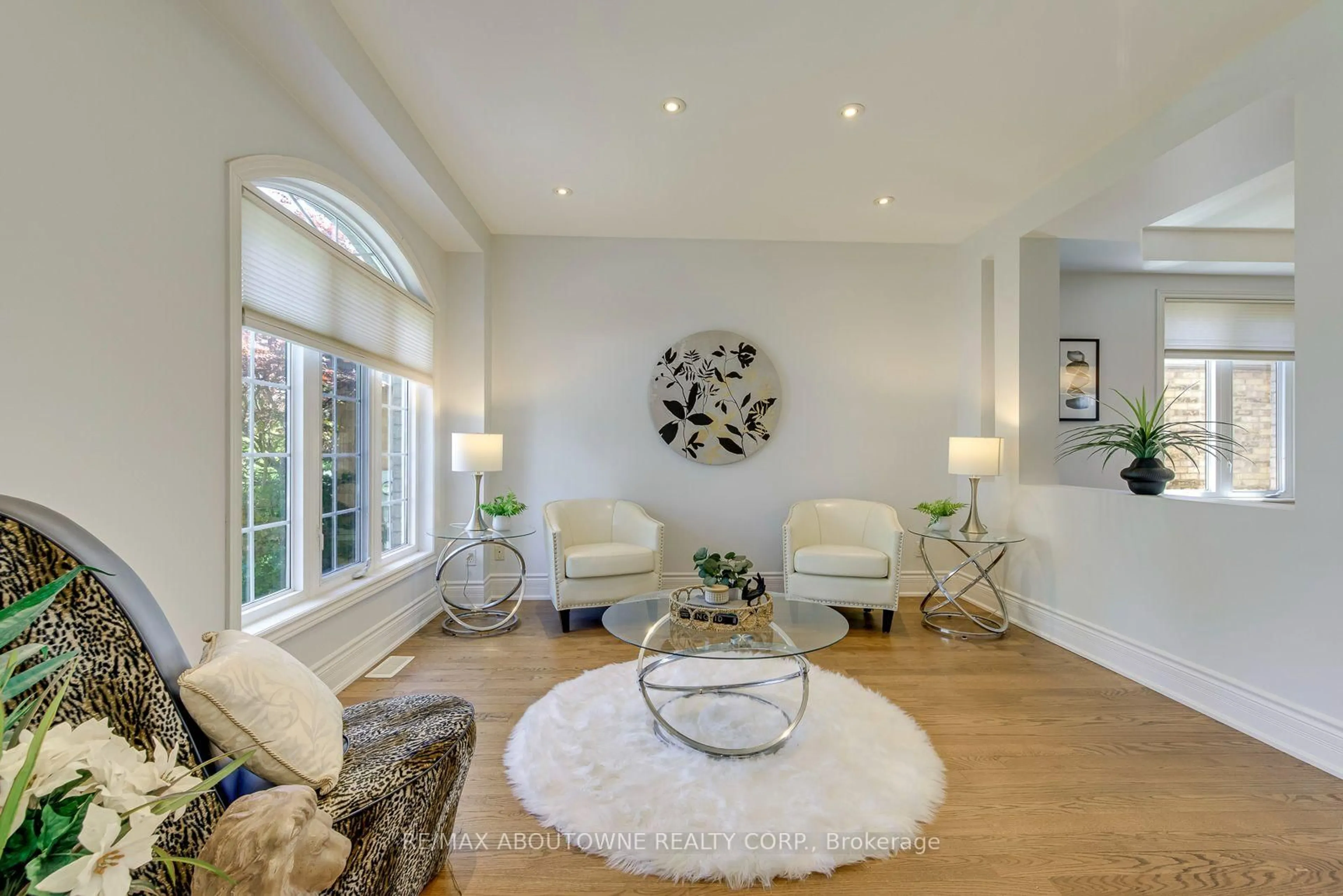 Living room with furniture, unknown for 2380 Woodcrest Dr, Oakville Ontario L6M 4S2