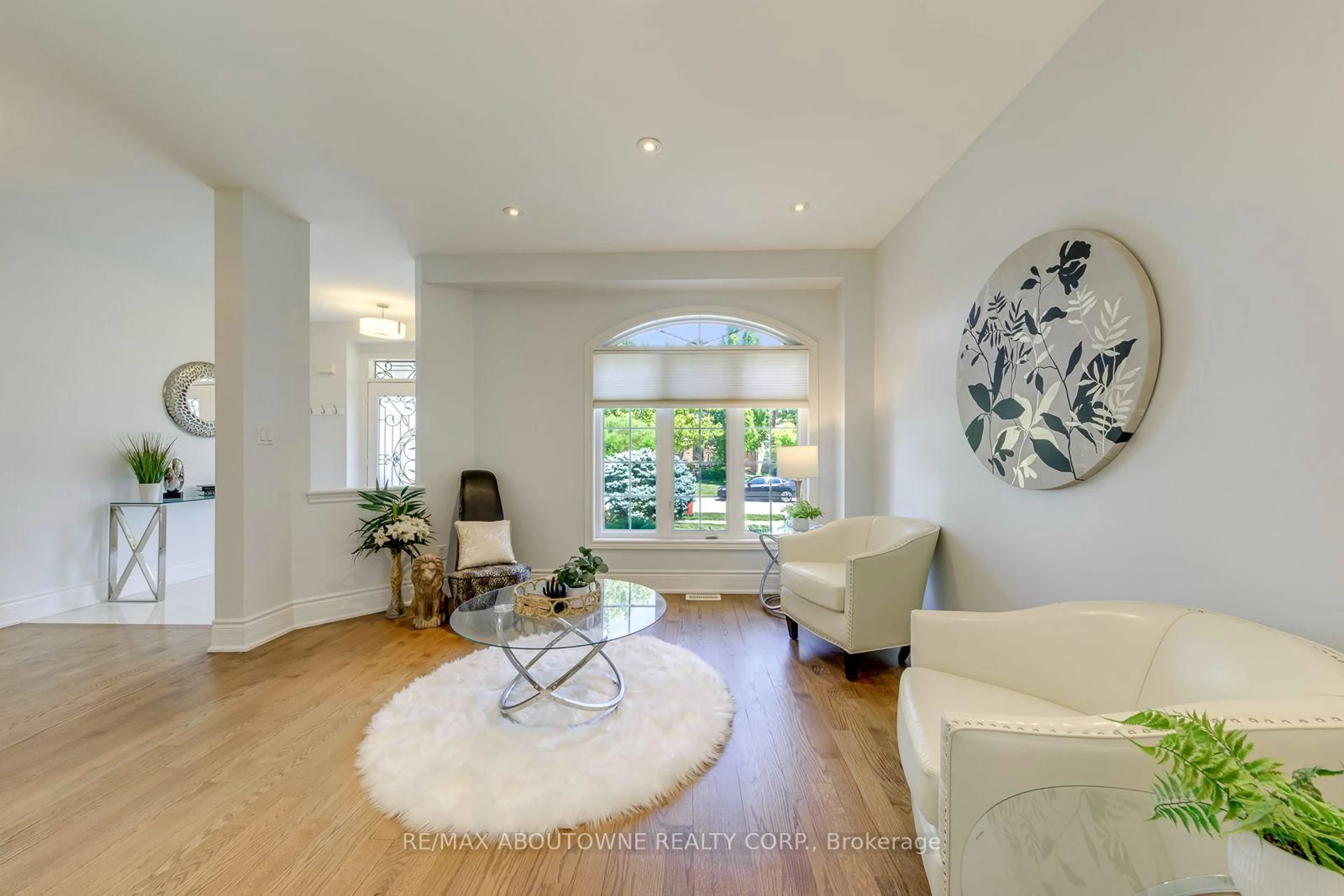 Living room with furniture, unknown for 2380 Woodcrest Dr, Oakville Ontario L6M 4S2