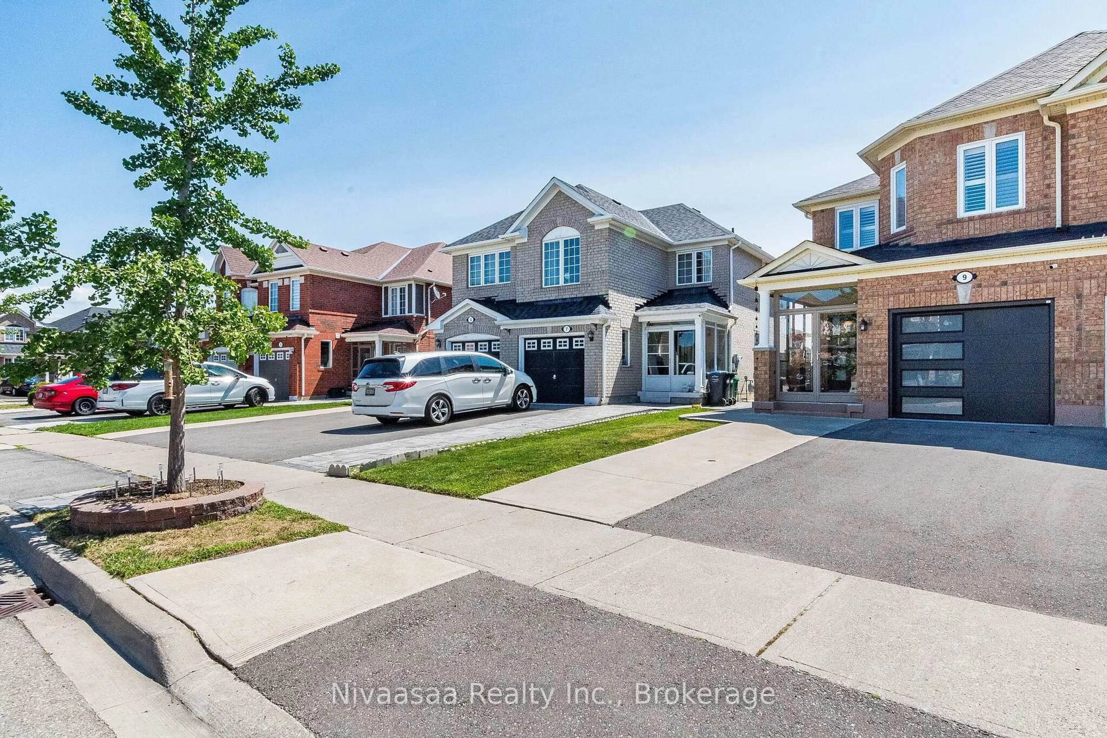 Home with brick exterior material, street for 9 Parisian Rd, Brampton Ontario L6P 2T1