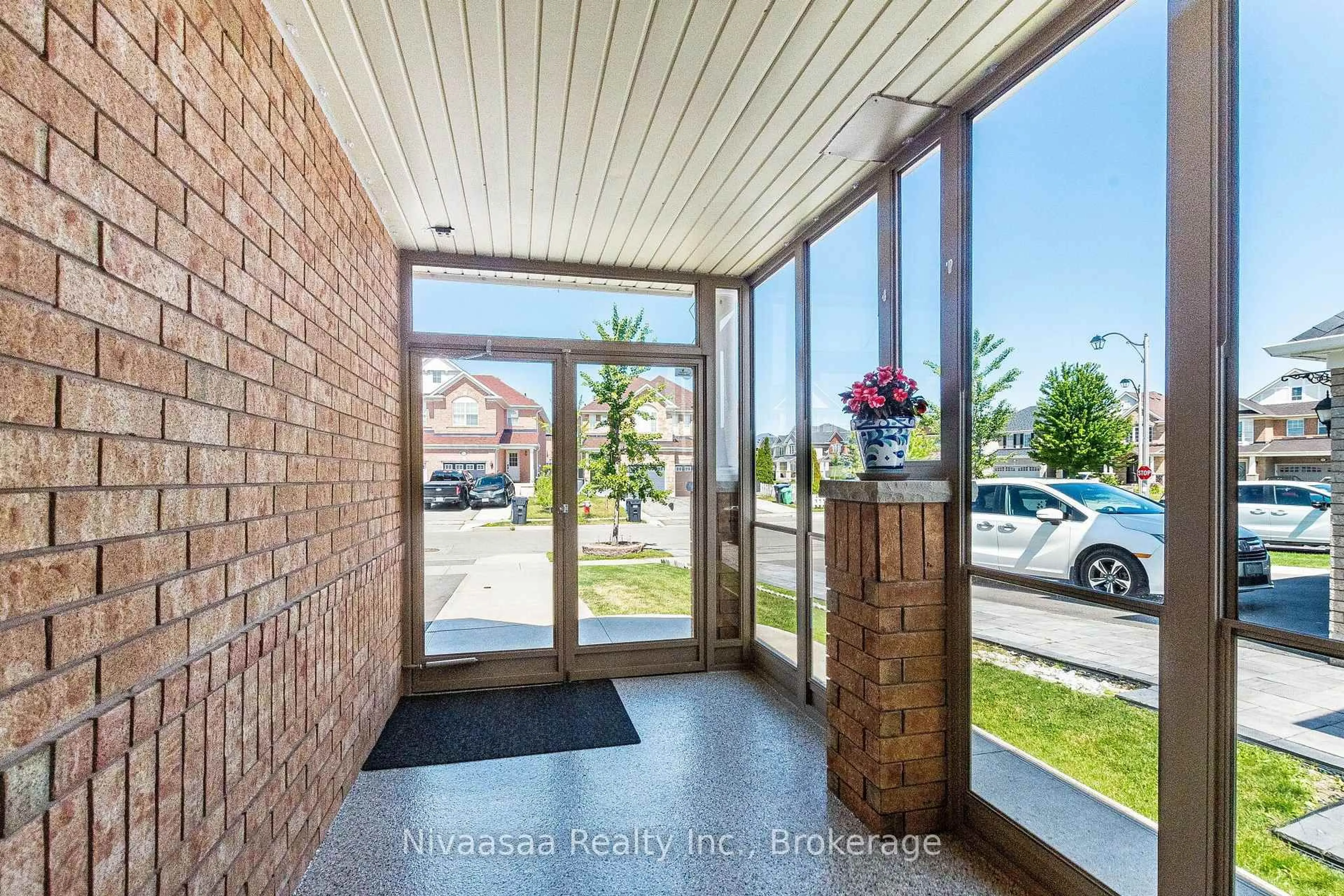 Indoor foyer for 9 Parisian Rd, Brampton Ontario L6P 2T1