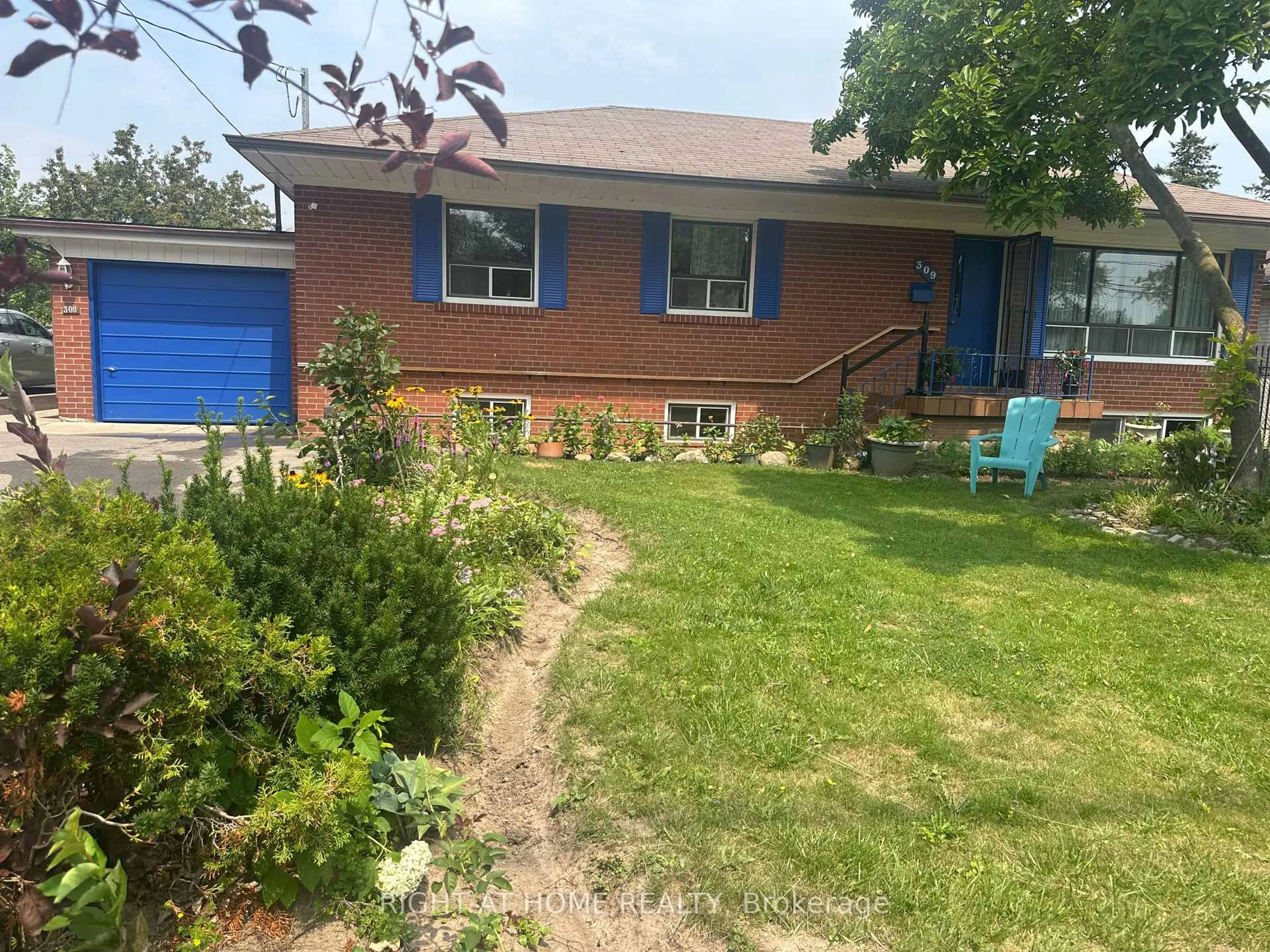 A pic from outside/outdoor area/front of a property/back of a property/a pic from drone, street for 309 Queen Mary Dr, Oakville Ontario L6K 3L5