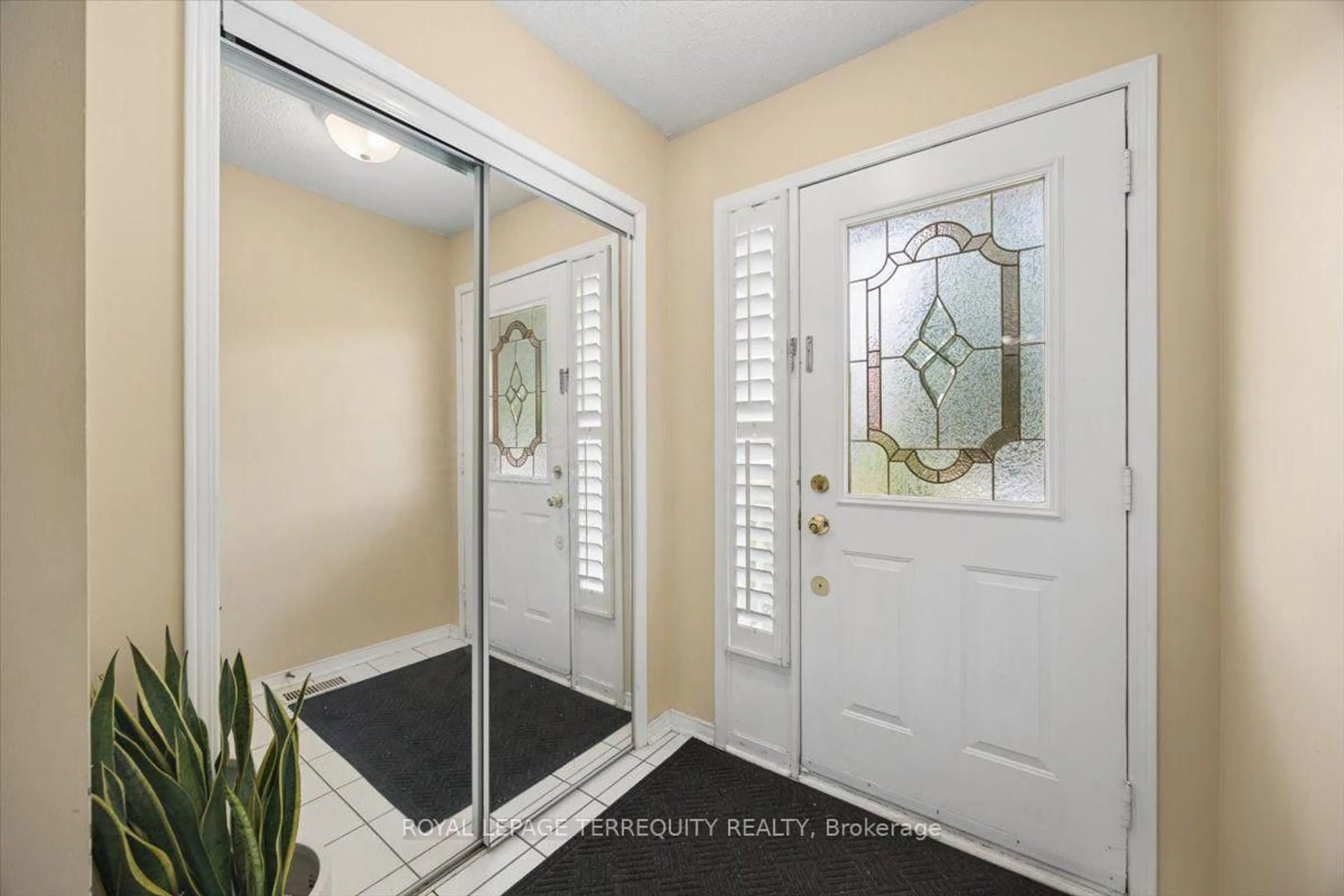 Indoor entryway for 1148 Westview Terr, Oakville Ontario L6M 3M1