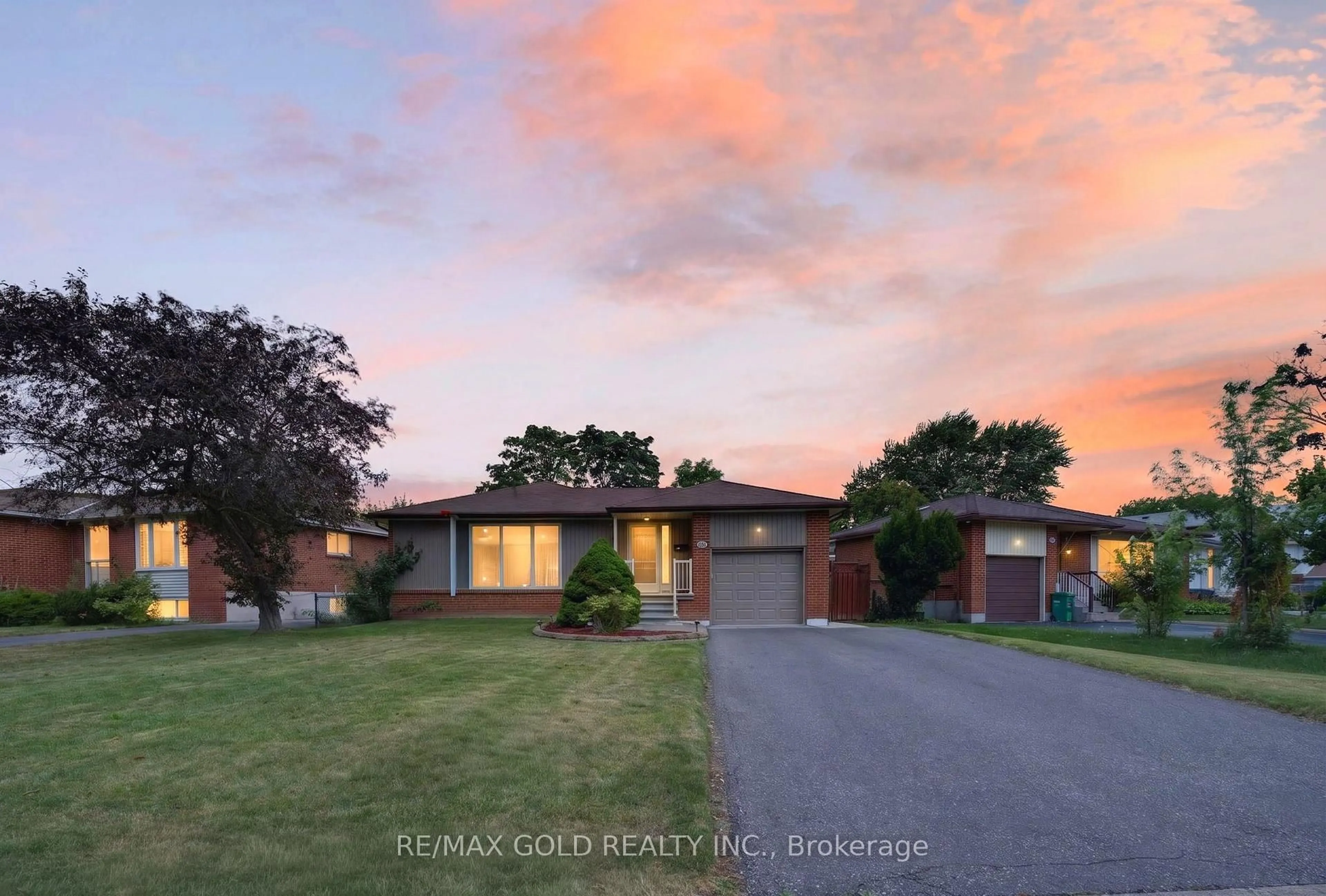 A pic from outside/outdoor area/front of a property/back of a property/a pic from drone, street for 26 Deerfield Cres, Brampton Ontario L6T 1K7