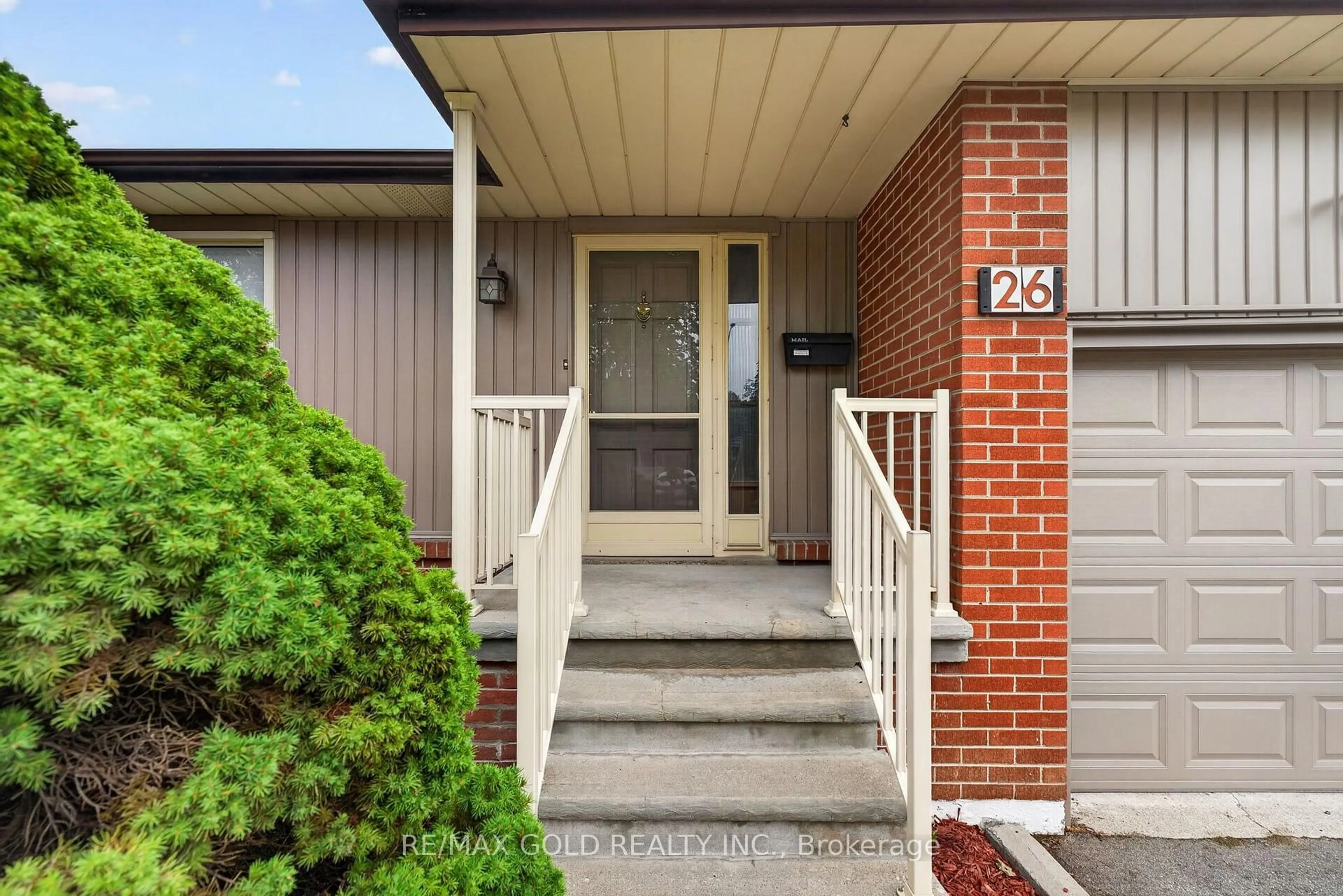Indoor entryway for 26 Deerfield Cres, Brampton Ontario L6T 1K7