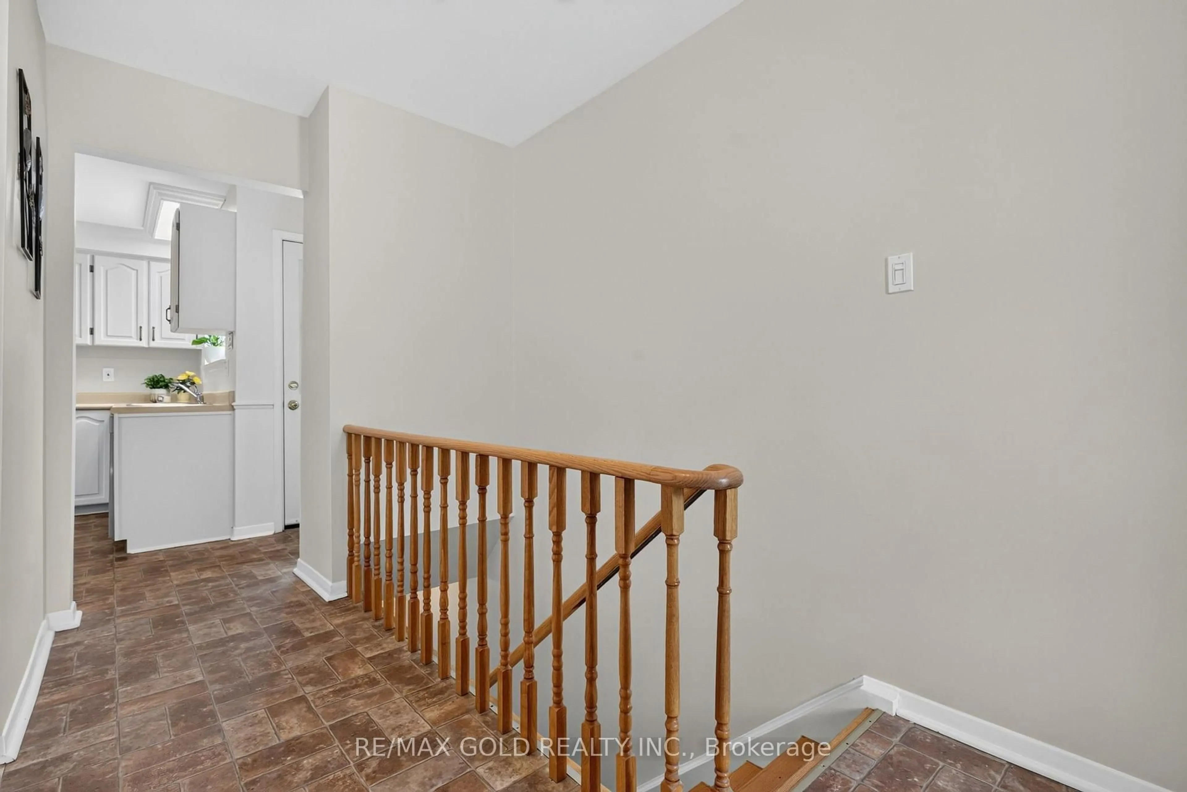 Indoor entryway for 26 Deerfield Cres, Brampton Ontario L6T 1K7