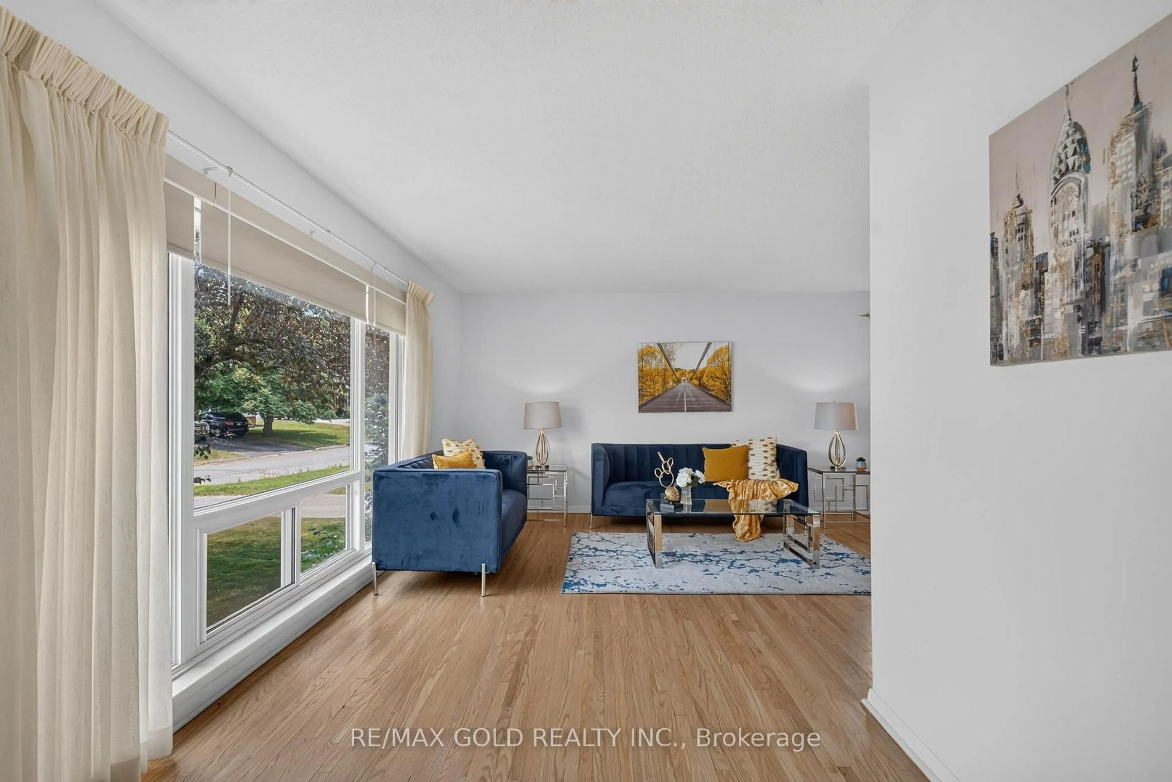 Living room with furniture, unknown for 26 Deerfield Cres, Brampton Ontario L6T 1K7
