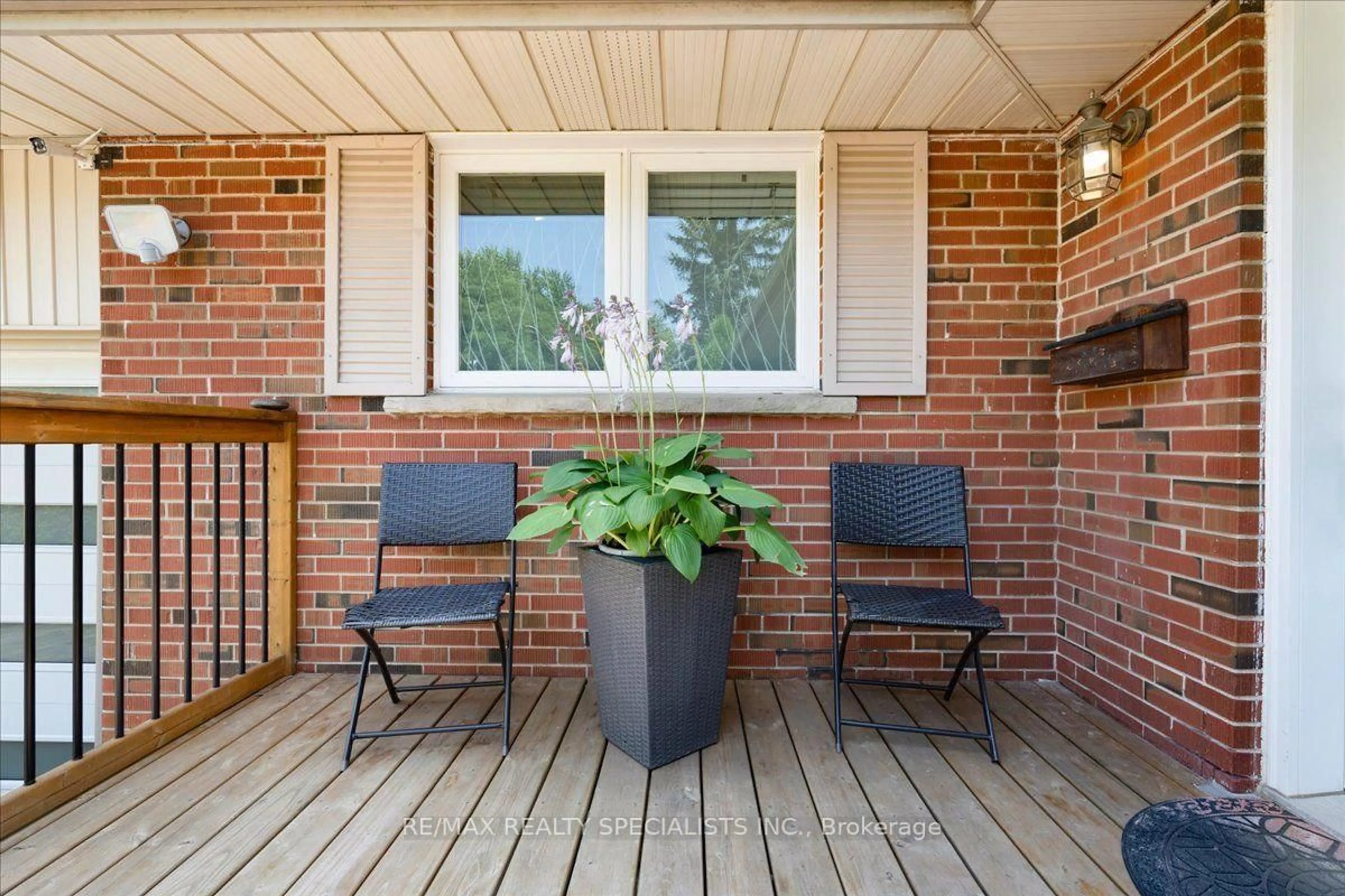 Patio, street for 63 Suburban Dr, Mississauga Ontario L5N 1H1