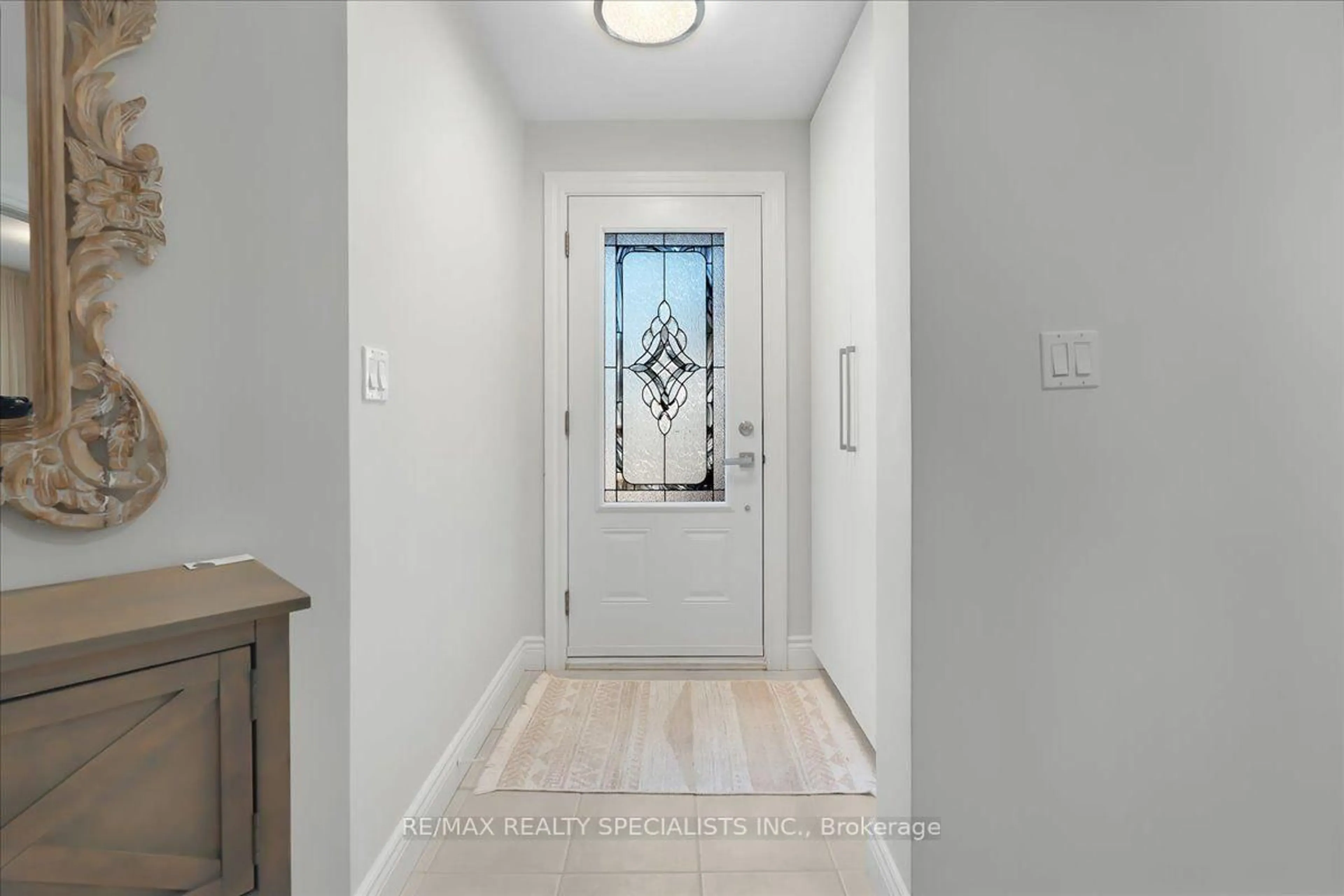 Indoor entryway for 63 Suburban Dr, Mississauga Ontario L5N 1H1