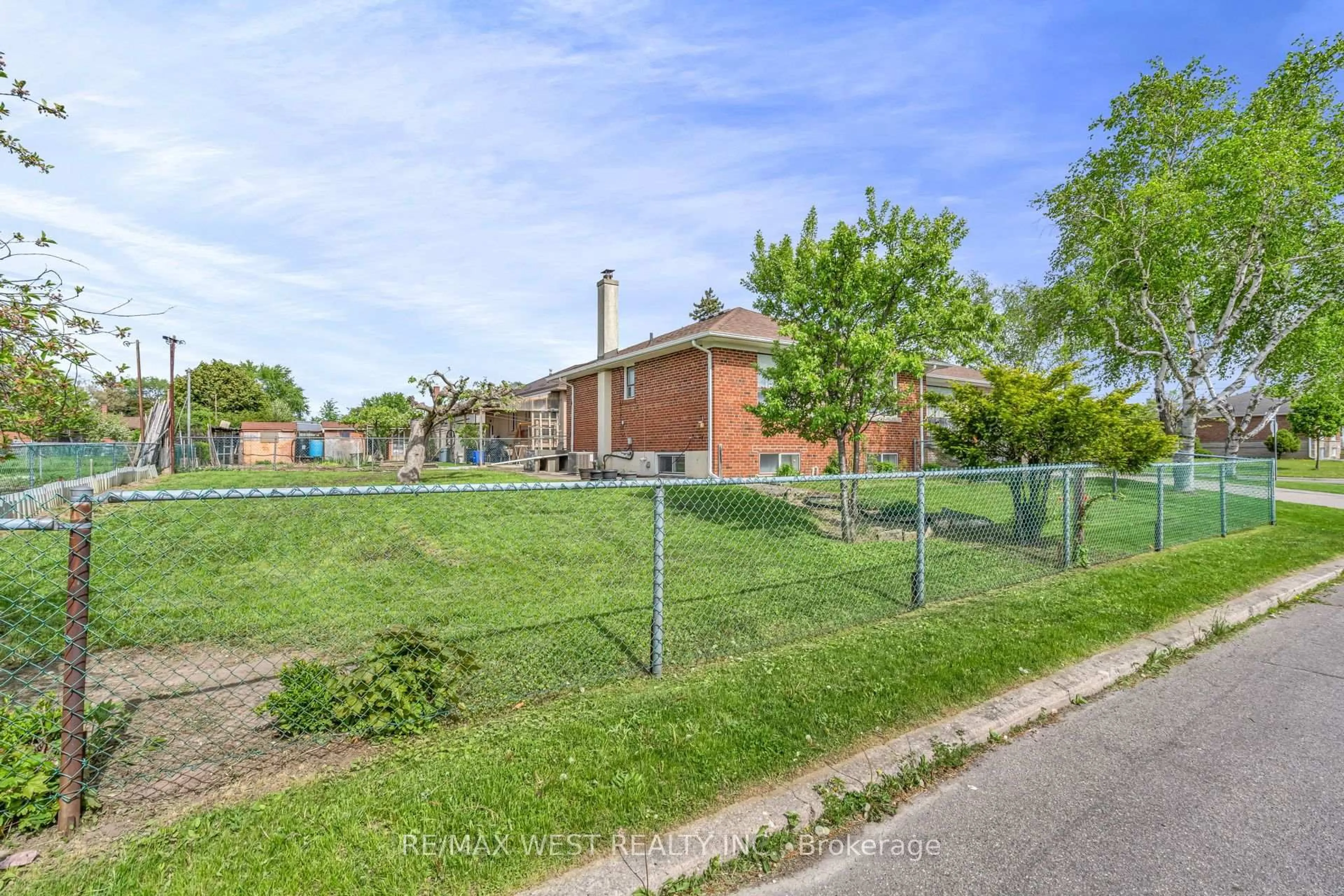 Unknown for 90 Tavistock Rd, Toronto Ontario M3M 2N9