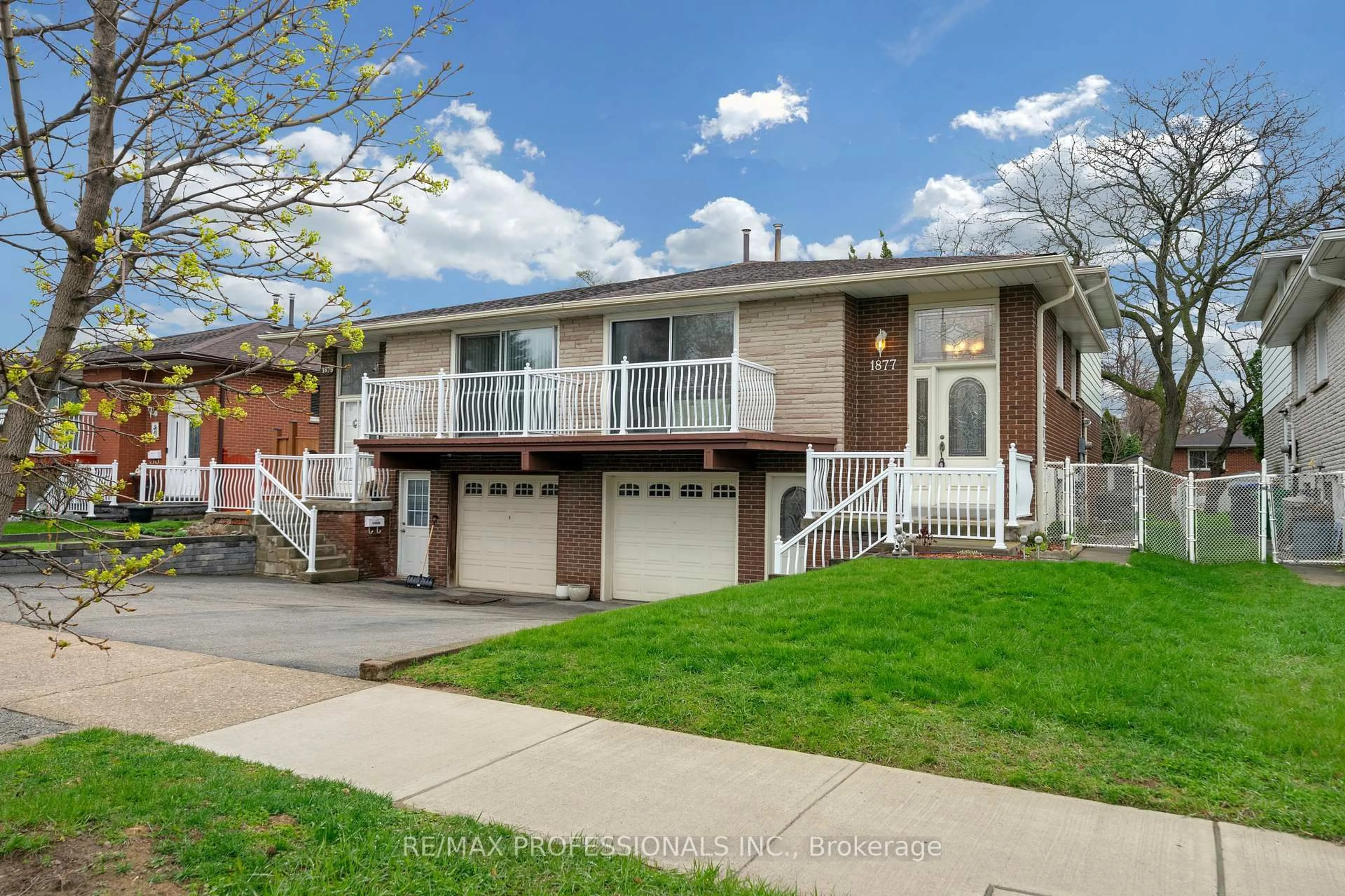 Home with vinyl exterior material, street for 1877 Silverberry Cres, Mississauga Ontario L5J 1C8