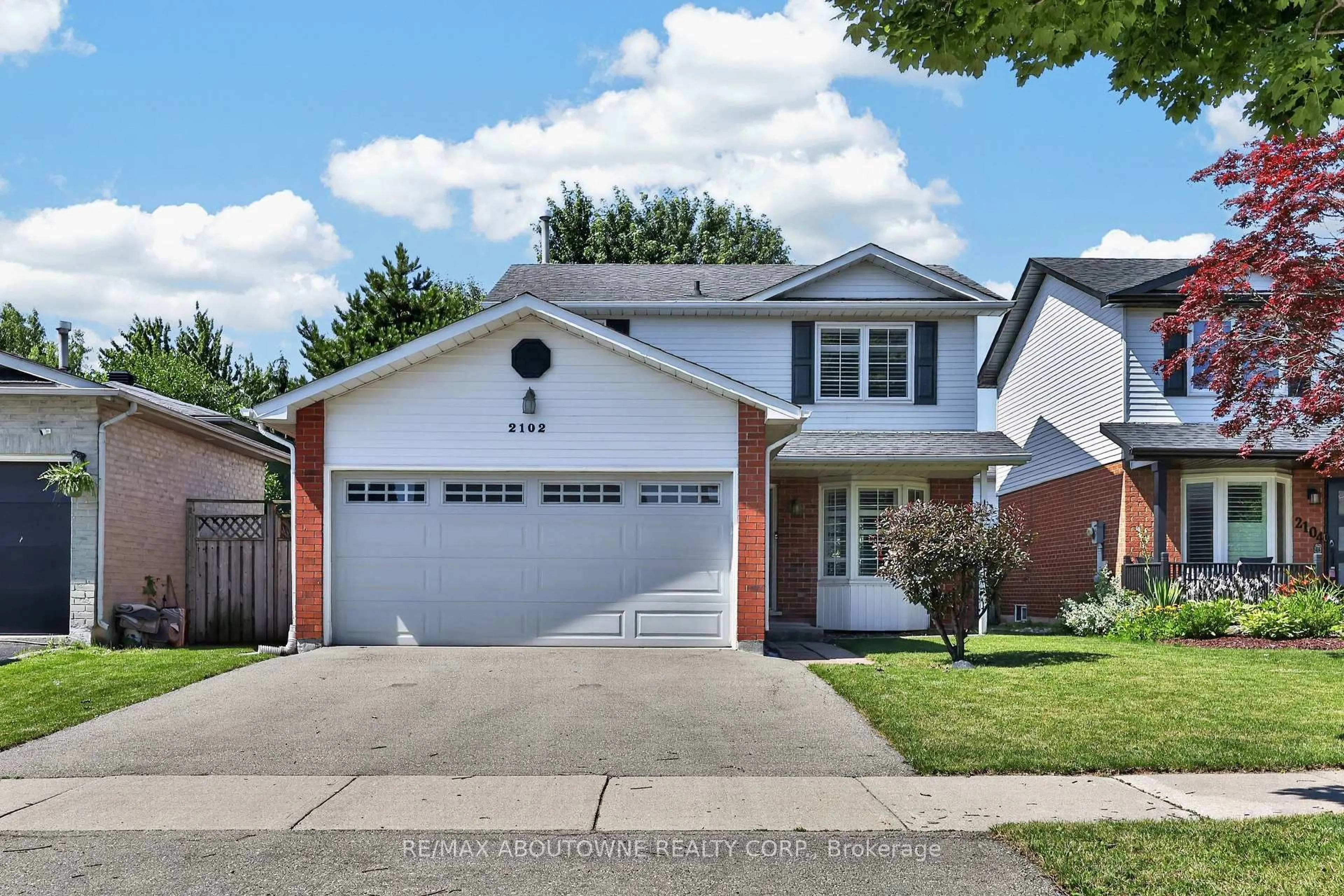 Home with vinyl exterior material, street for 2102 Salma Cres, Burlington Ontario L7M 3T1