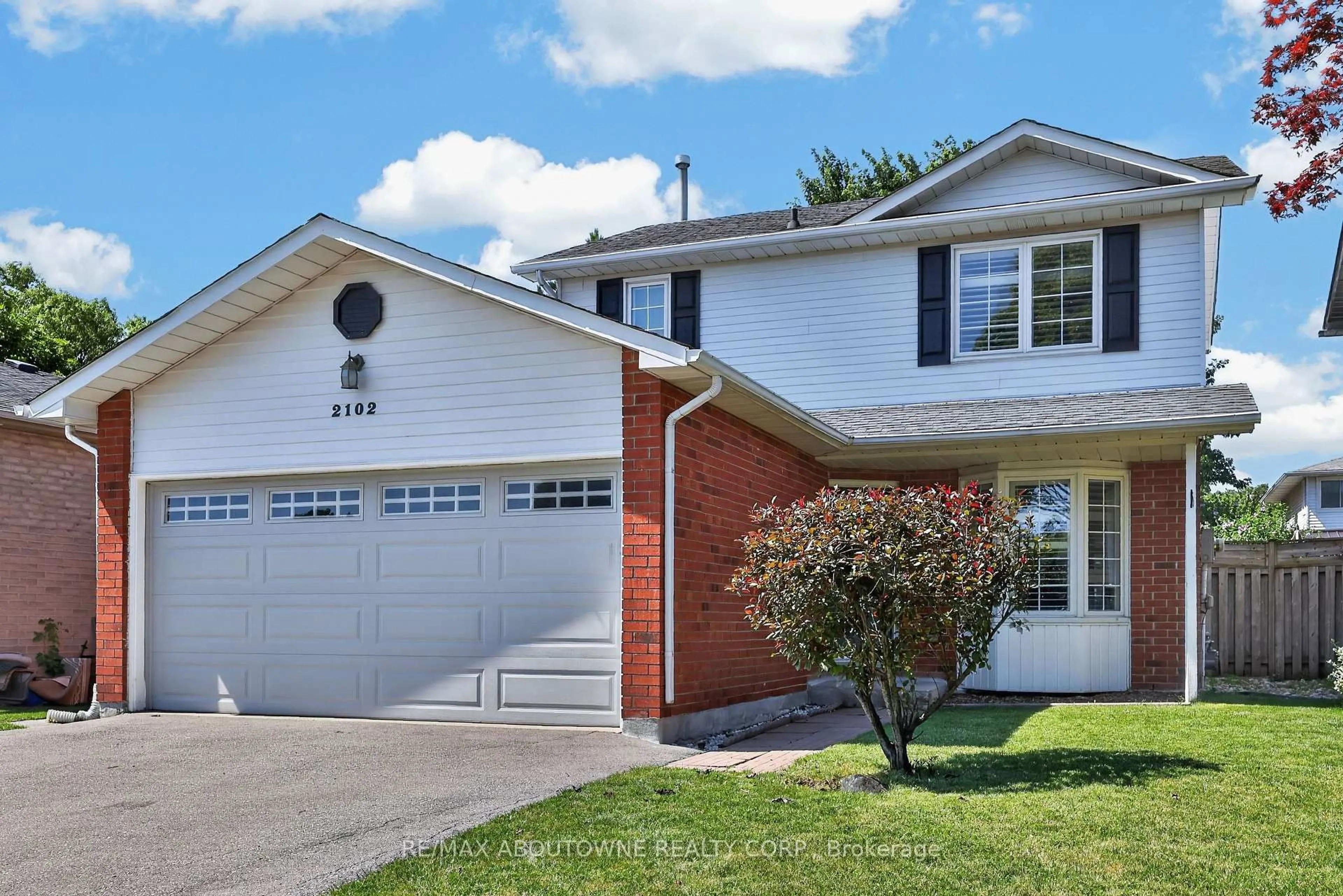 Home with vinyl exterior material, street for 2102 Salma Cres, Burlington Ontario L7M 3T1