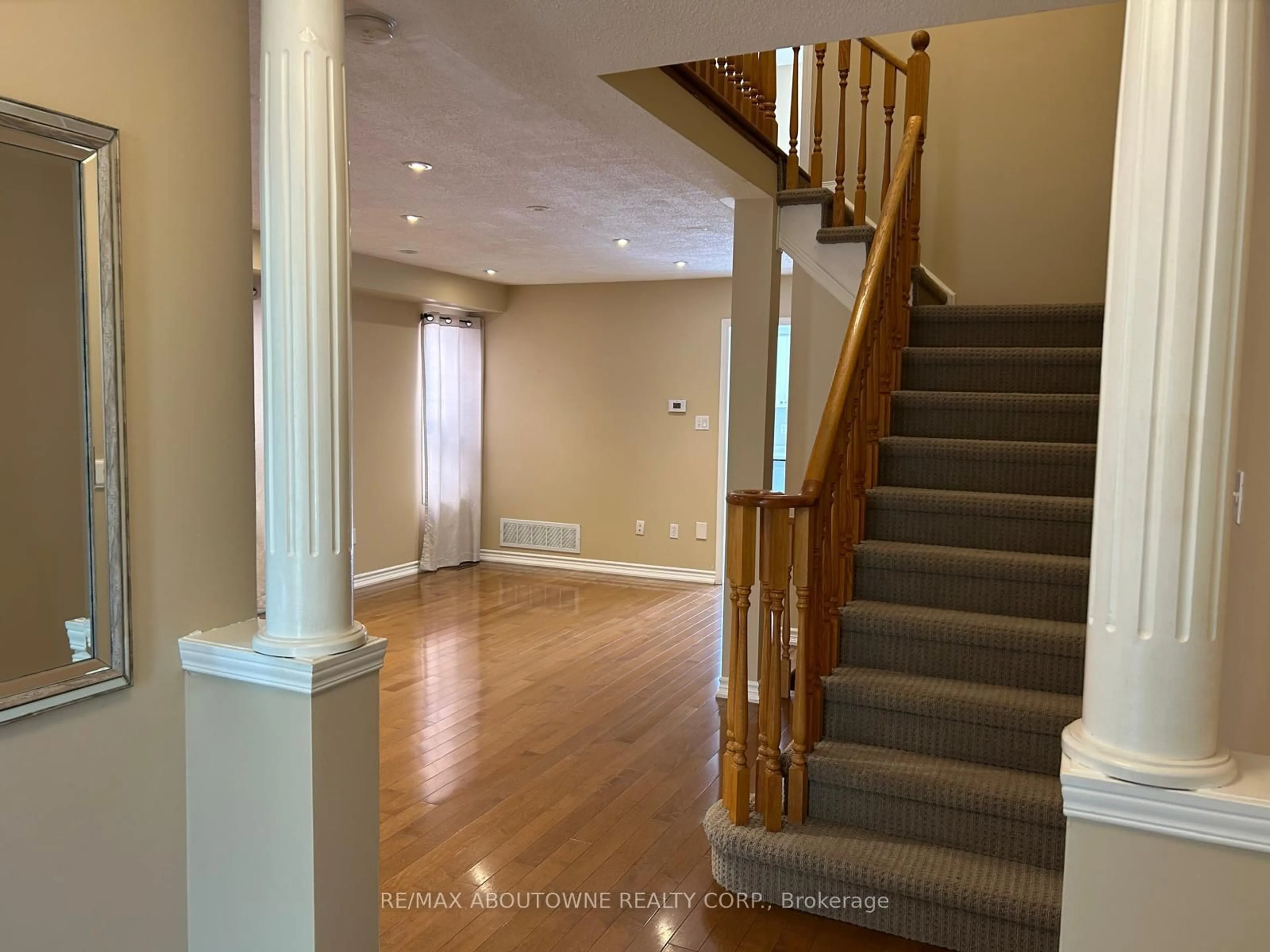 Indoor foyer for 2473 Lazio Lane, Oakville Ontario L6M 4P7