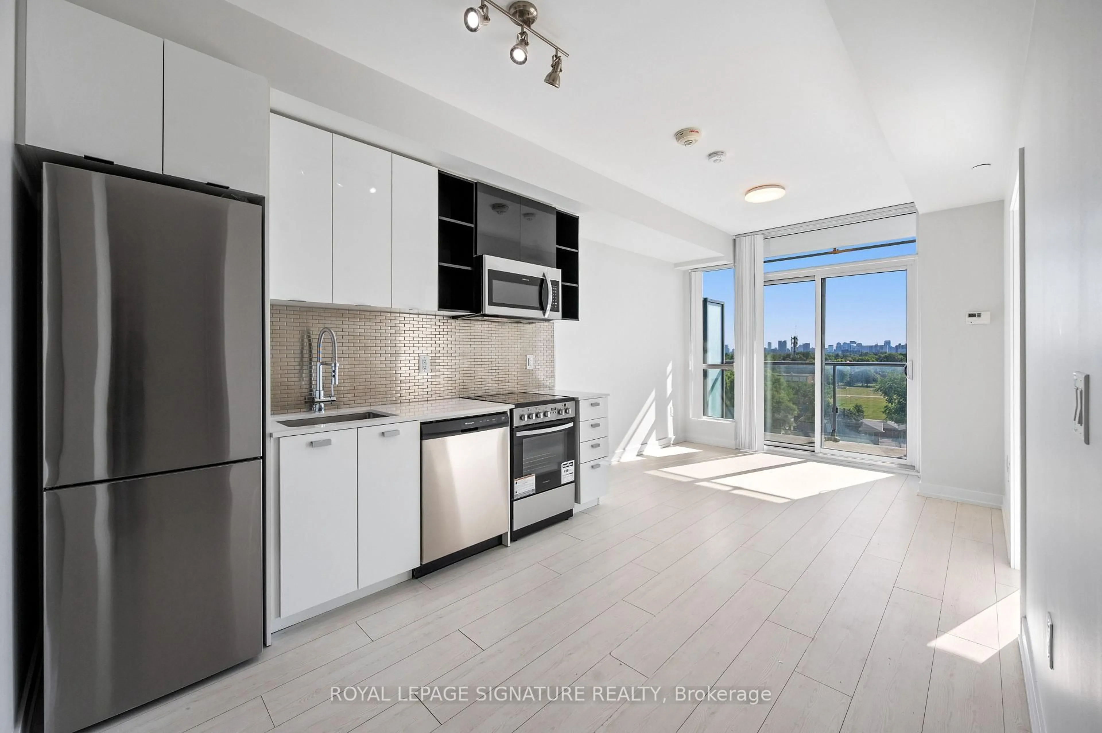 Open concept kitchen, ceramic/tile floor for 10 De Boers Dr #710, Toronto Ontario M3J 0L6