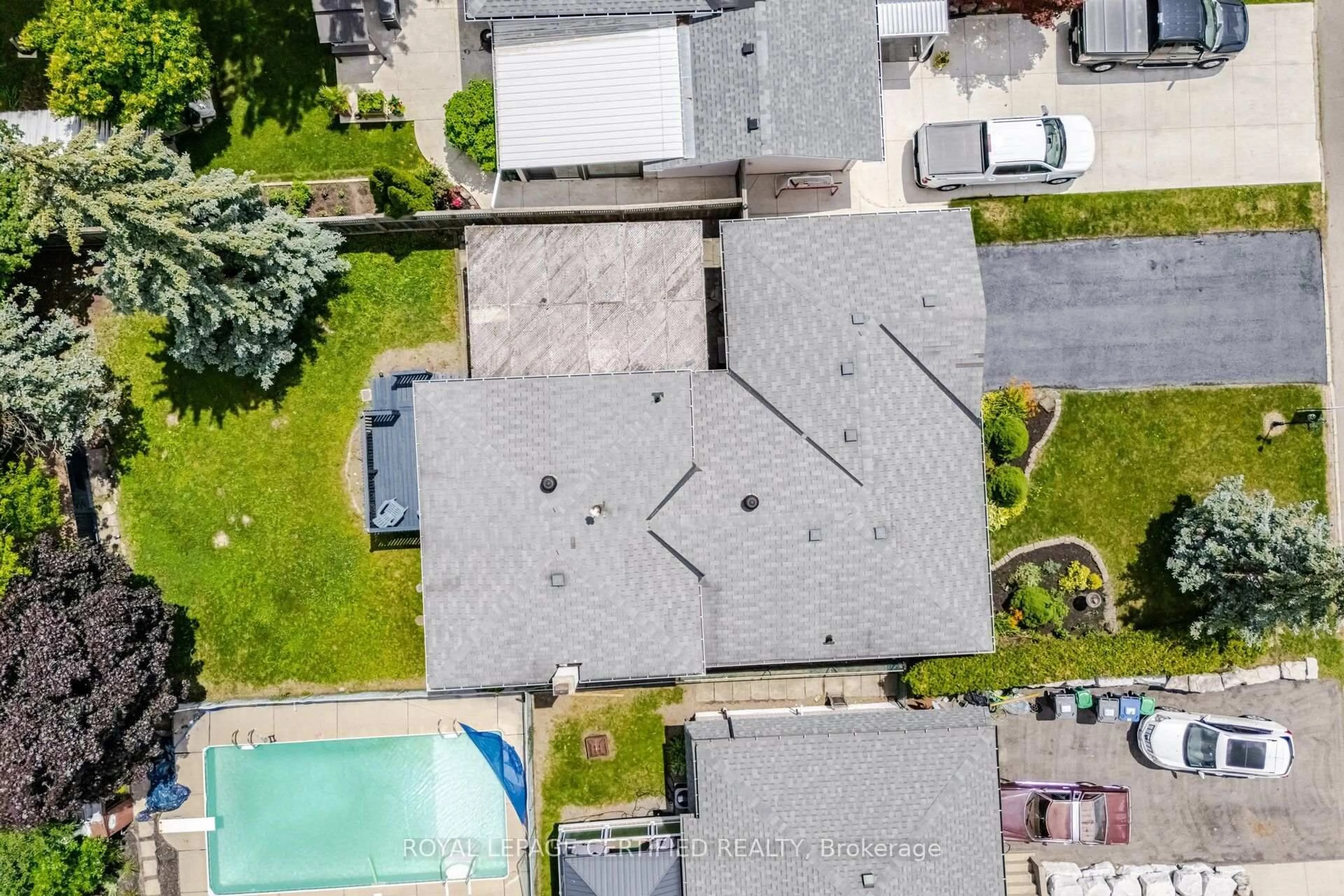 A pic from outside/outdoor area/front of a property/back of a property/a pic from drone, street for 33 Grassmere Cres, Brampton Ontario L6S 1C9