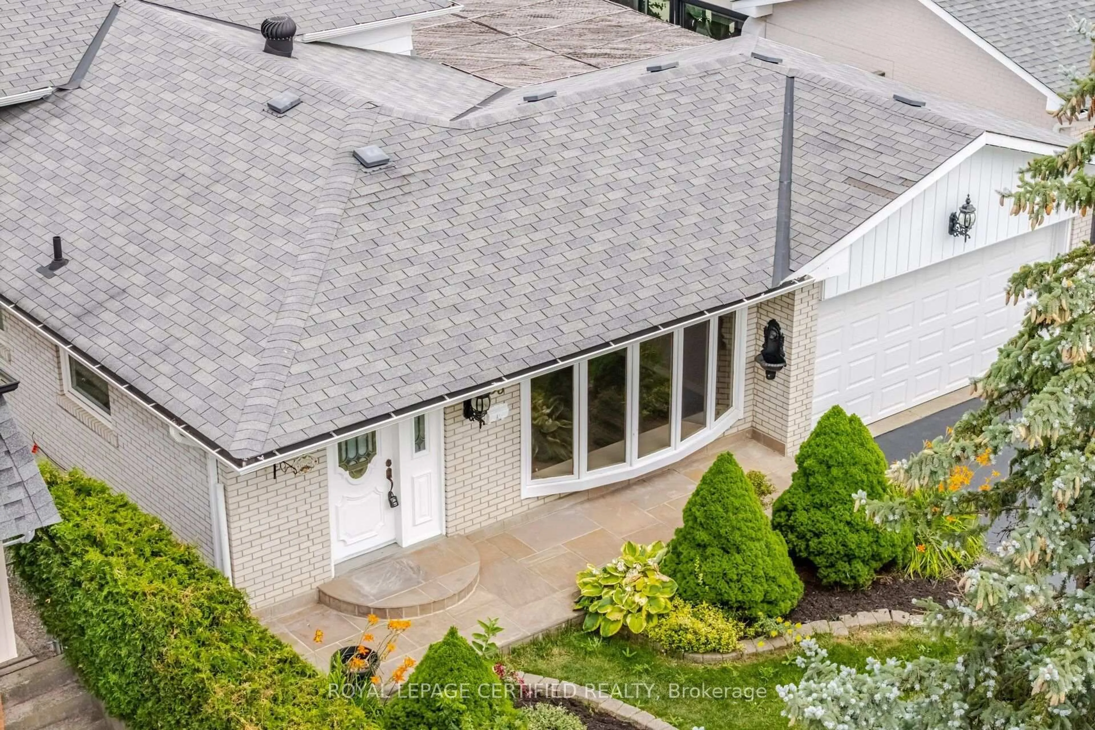 A pic from outside/outdoor area/front of a property/back of a property/a pic from drone, street for 33 Grassmere Cres, Brampton Ontario L6S 1C9