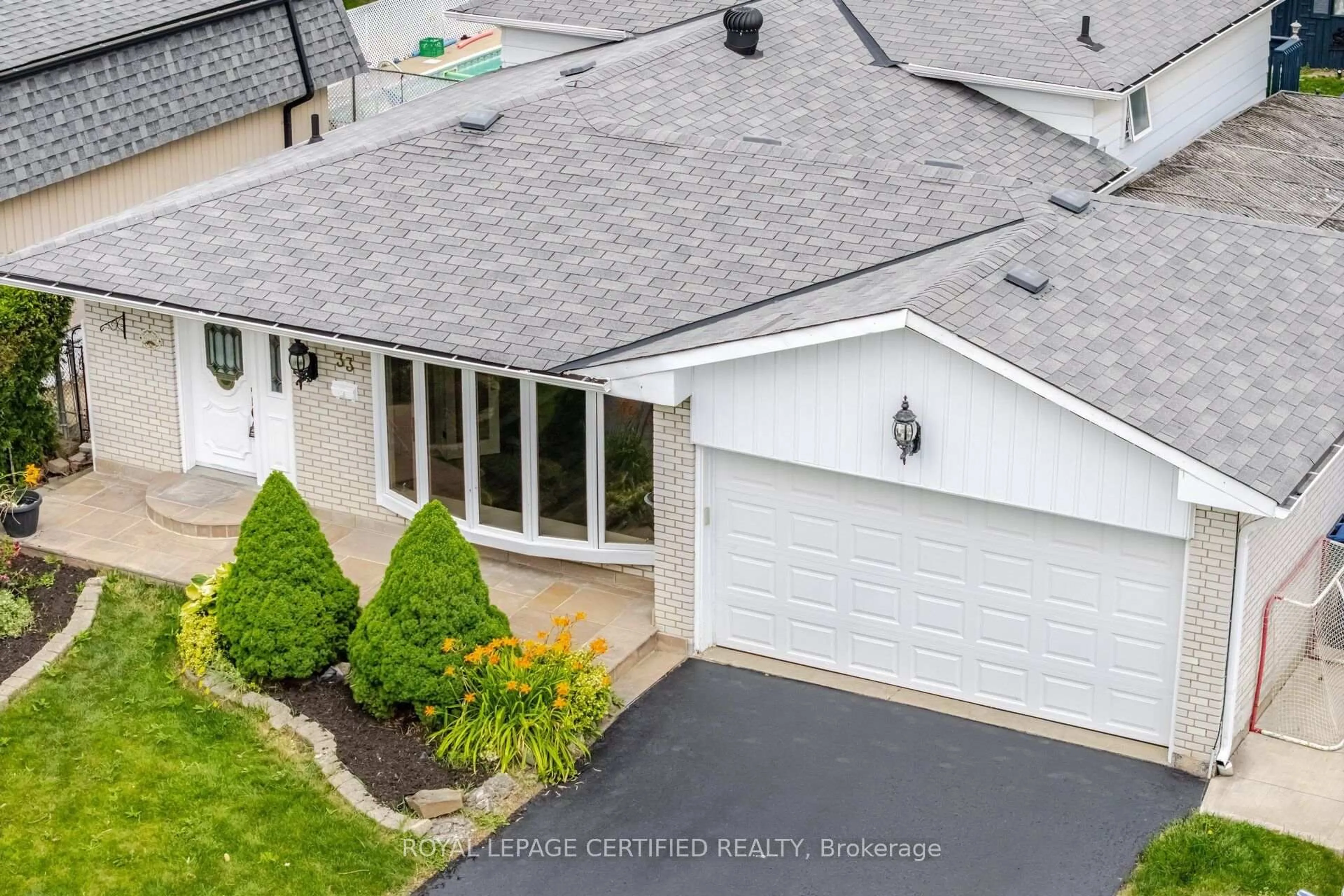 A pic from outside/outdoor area/front of a property/back of a property/a pic from drone, street for 33 Grassmere Cres, Brampton Ontario L6S 1C9
