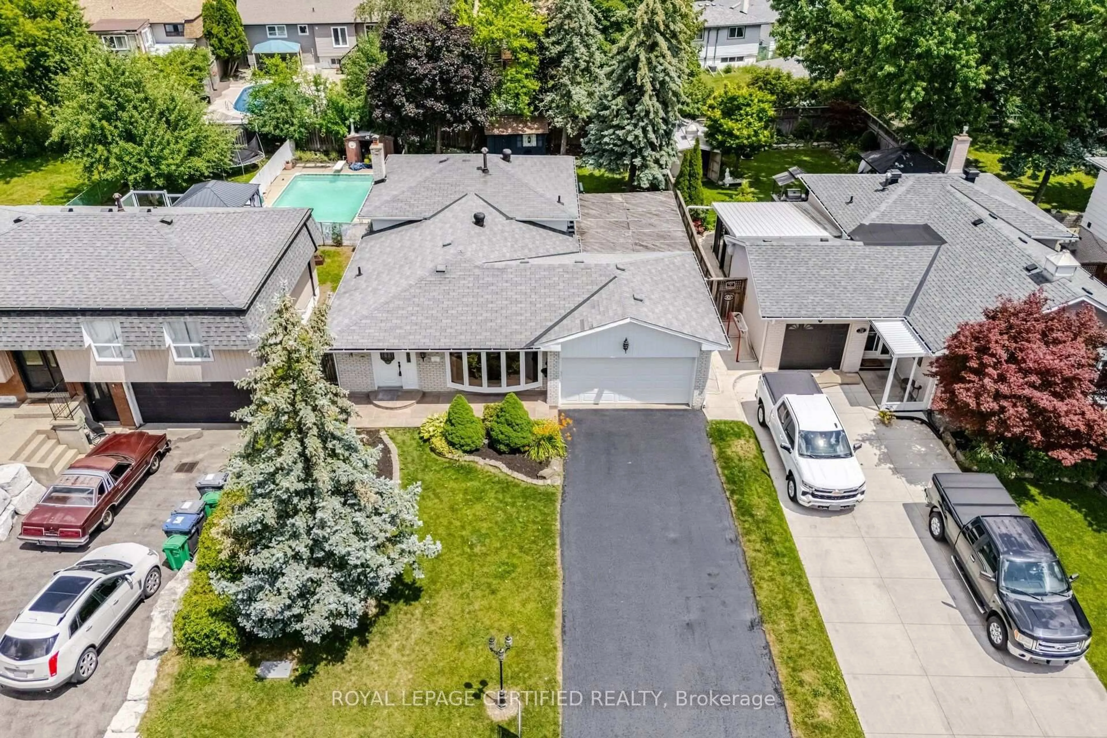 A pic from outside/outdoor area/front of a property/back of a property/a pic from drone, street for 33 Grassmere Cres, Brampton Ontario L6S 1C9
