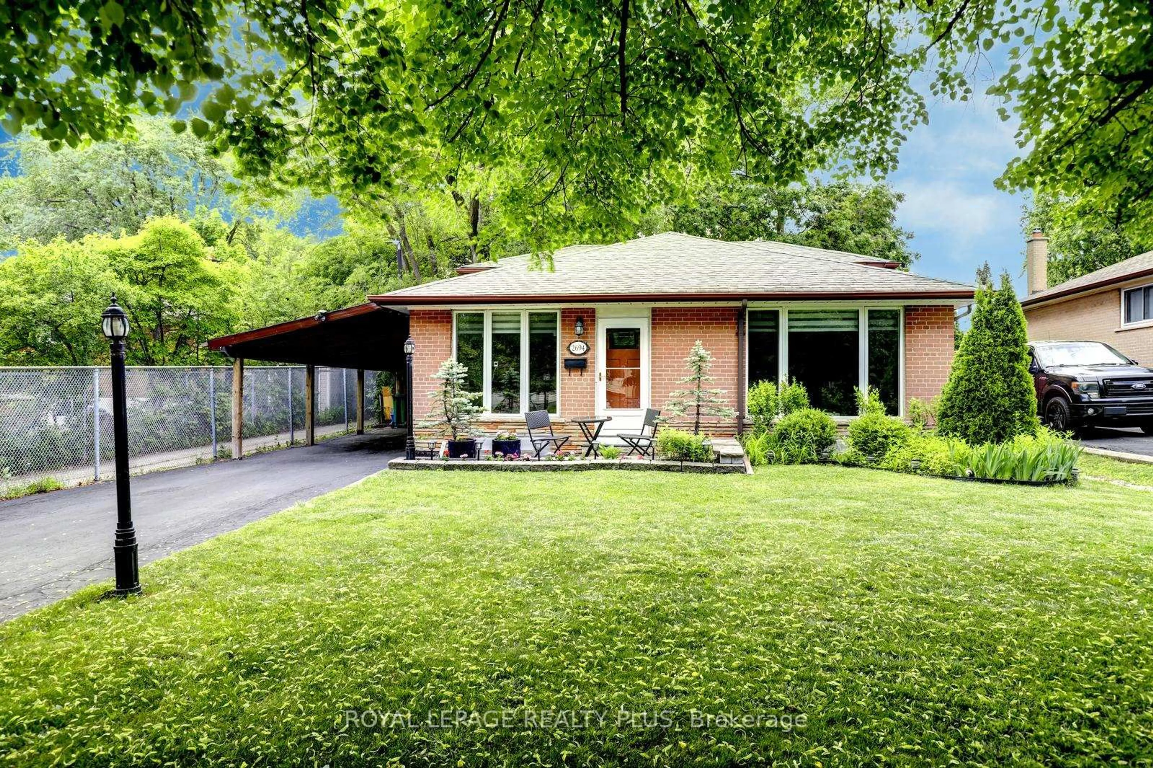 Home with brick exterior material, street for 2694 Truscott Dr, Mississauga Ontario L5J 2B7