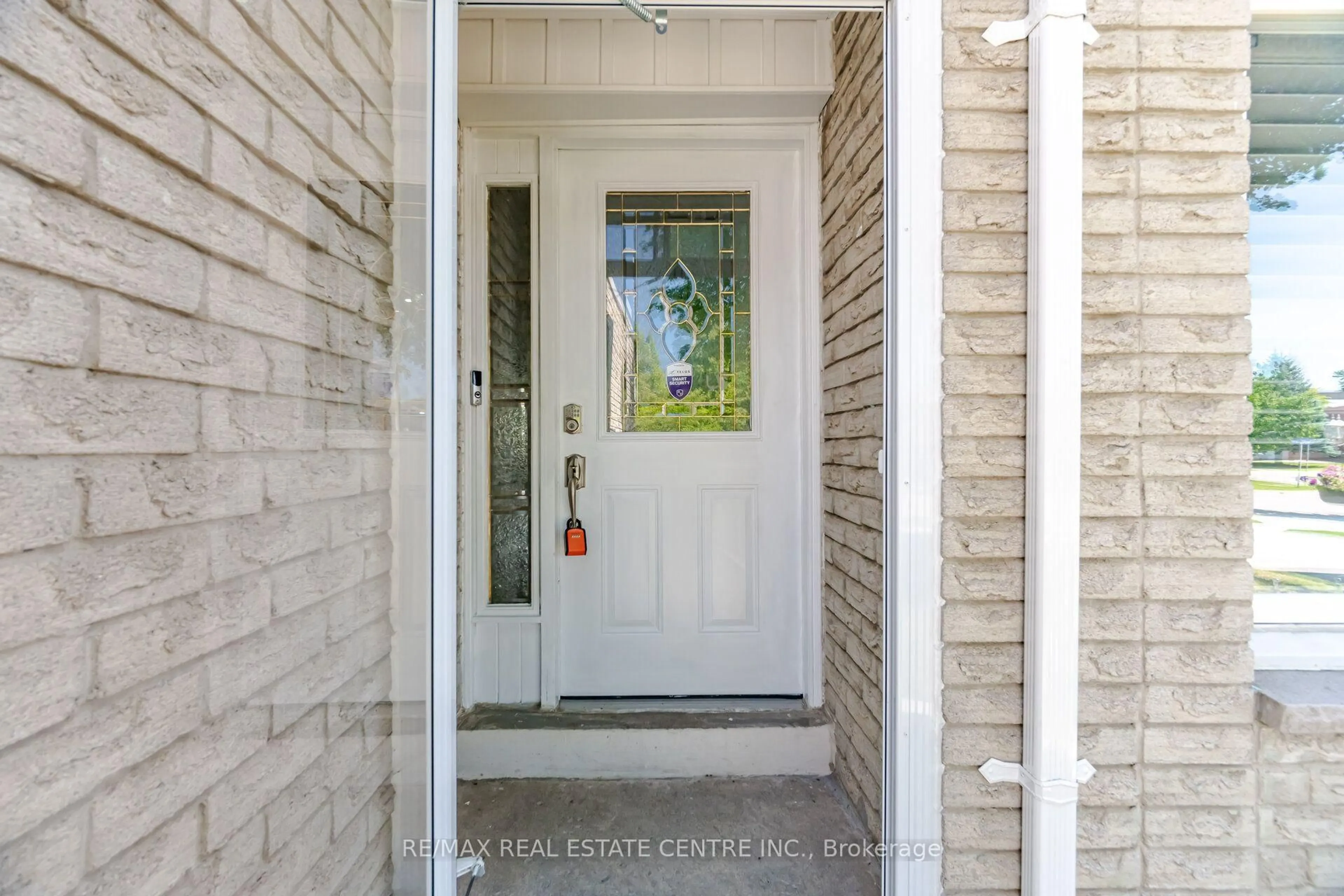Indoor entryway for 1558 Highbrook Ave, Mississauga Ontario L5M 4V8
