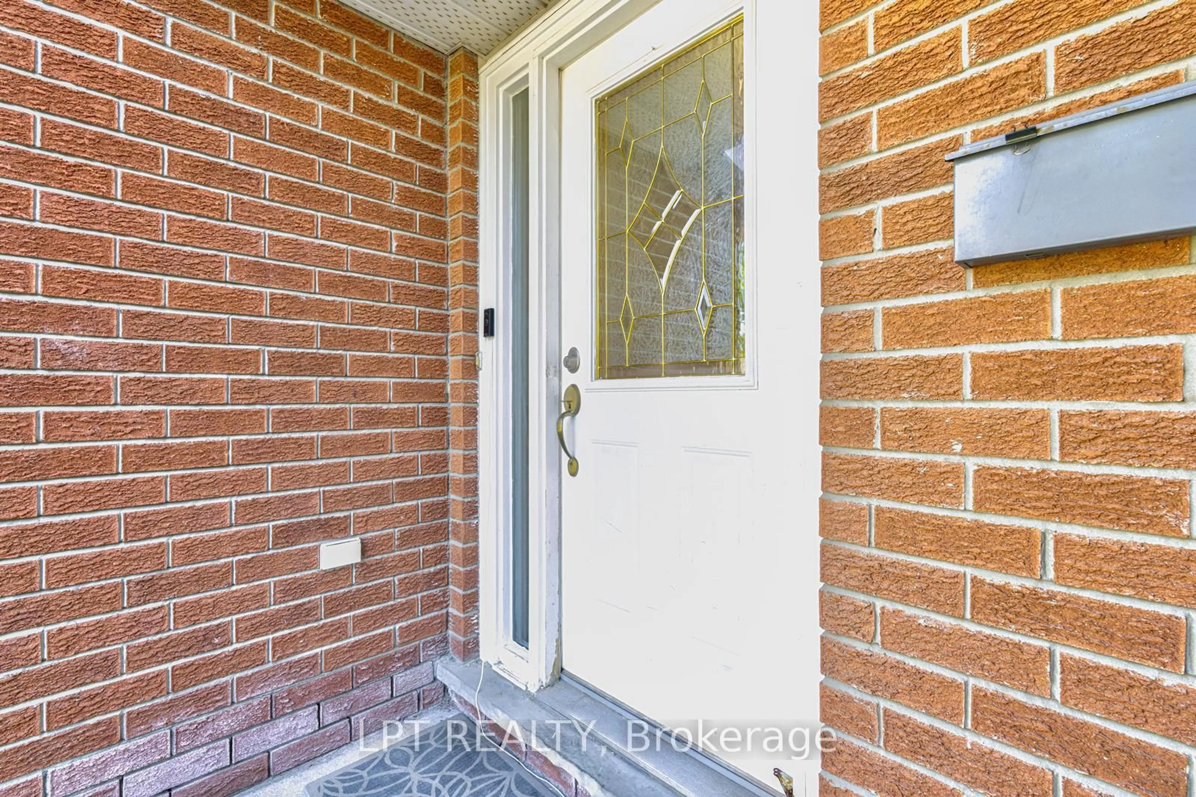 Indoor entryway for 30 Dawson Rd, Orangeville Ontario L9W 2W3