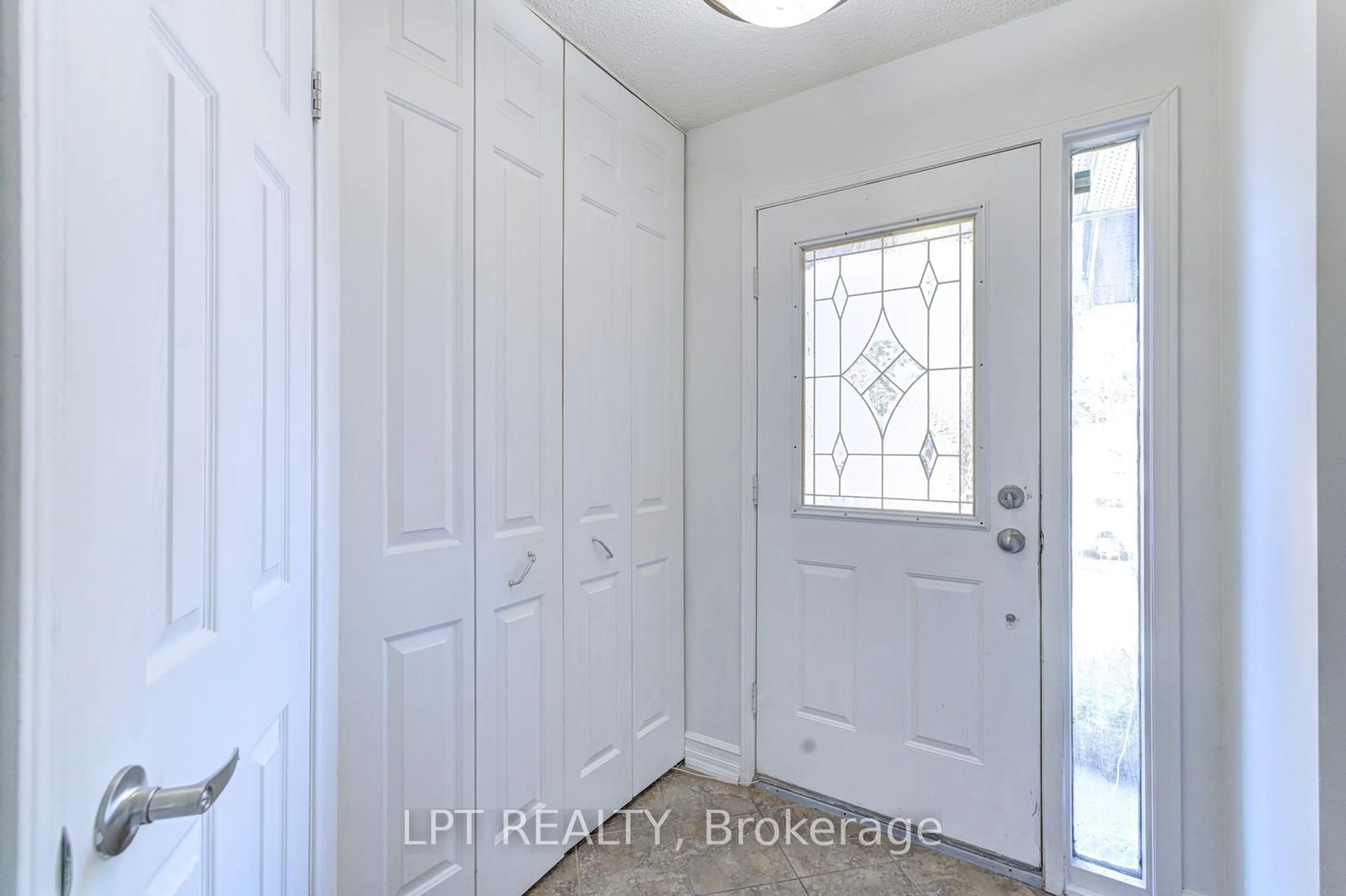 Indoor entryway for 30 Dawson Rd, Orangeville Ontario L9W 2W3