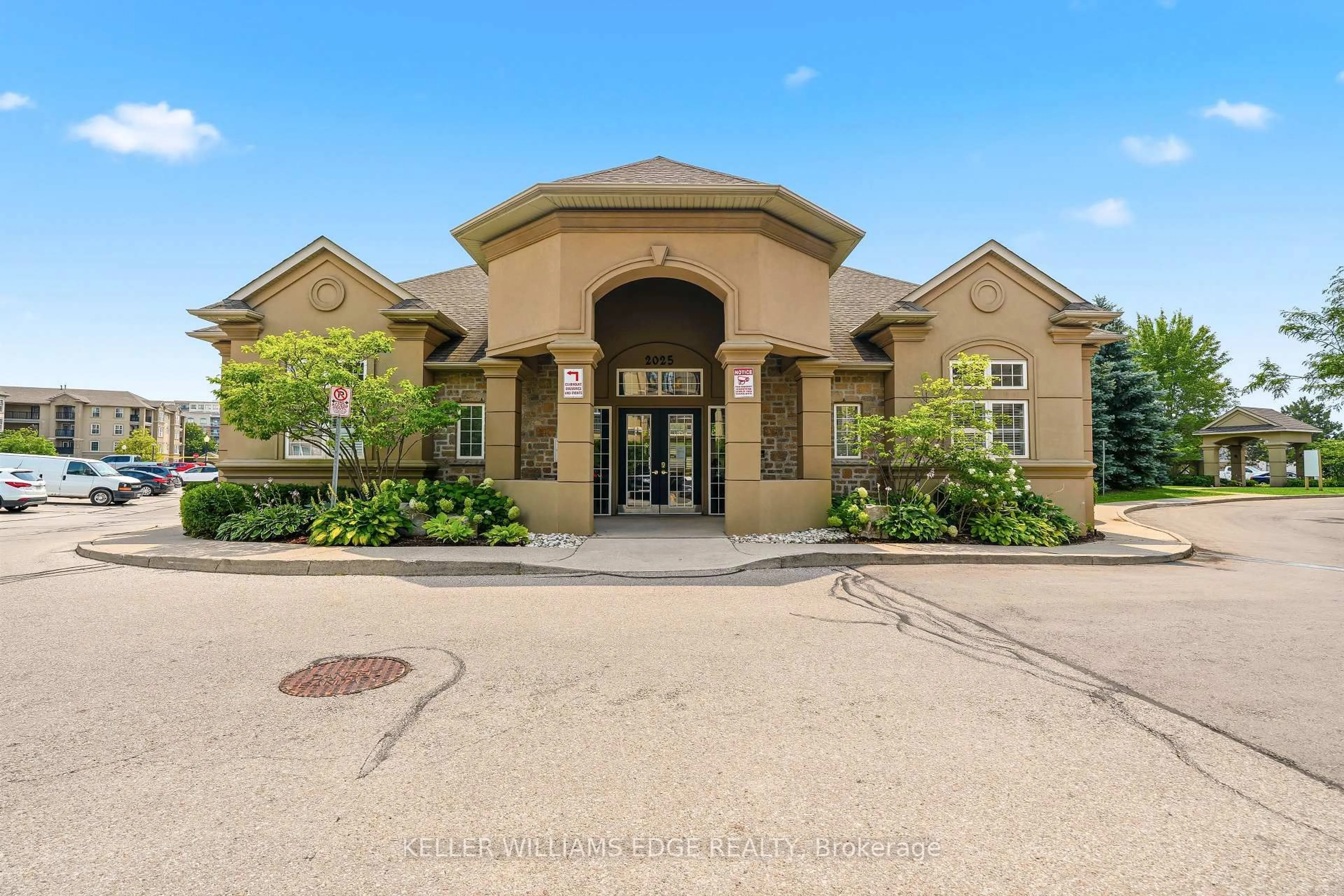 Indoor foyer for 2035 Appleby Line #307, Burlington Ontario L7L 7G8