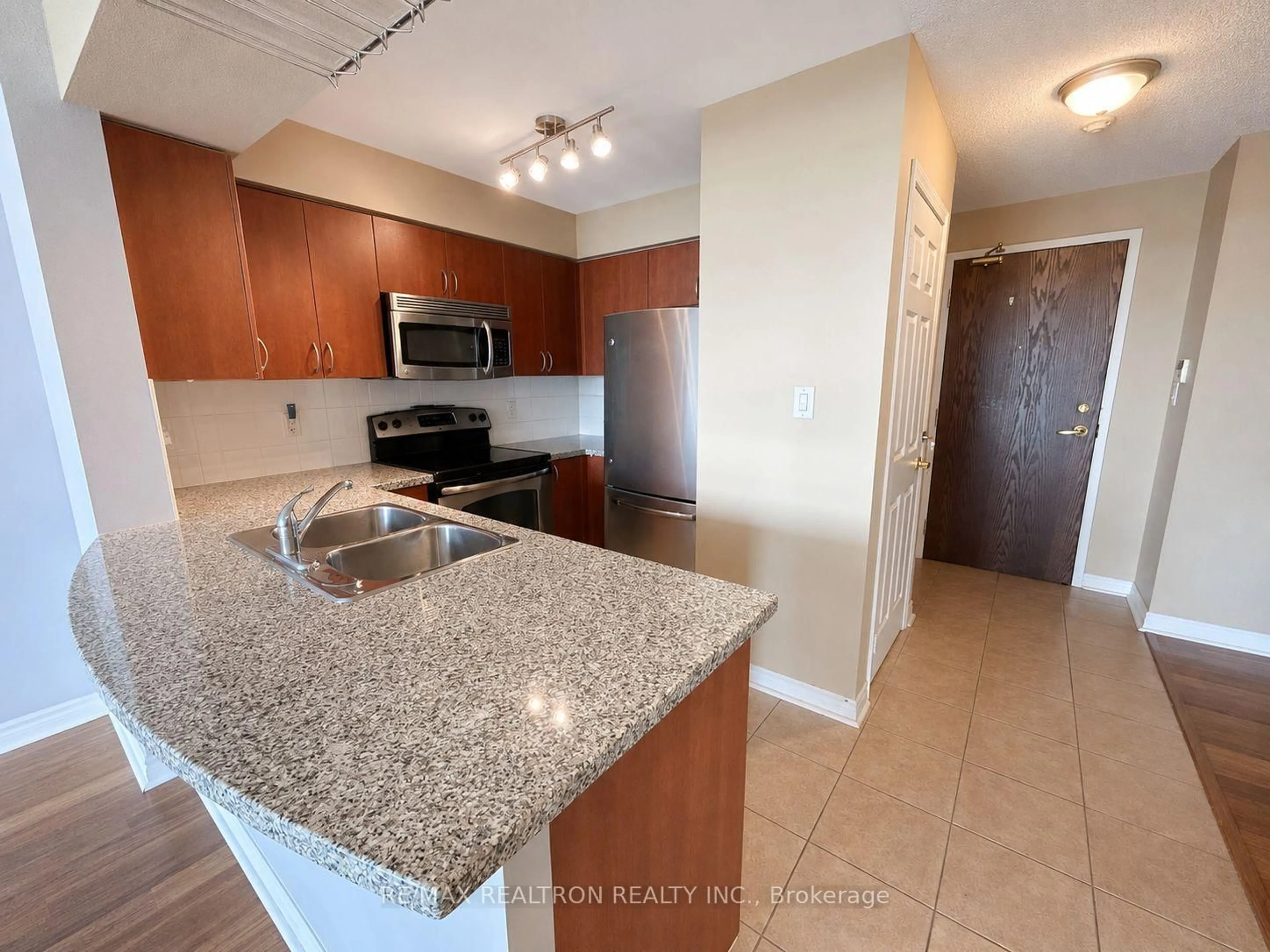 Standard kitchen, ceramic/tile floor for 4850 Glen Erin Dr #1010, Mississauga Ontario L5M 7S1