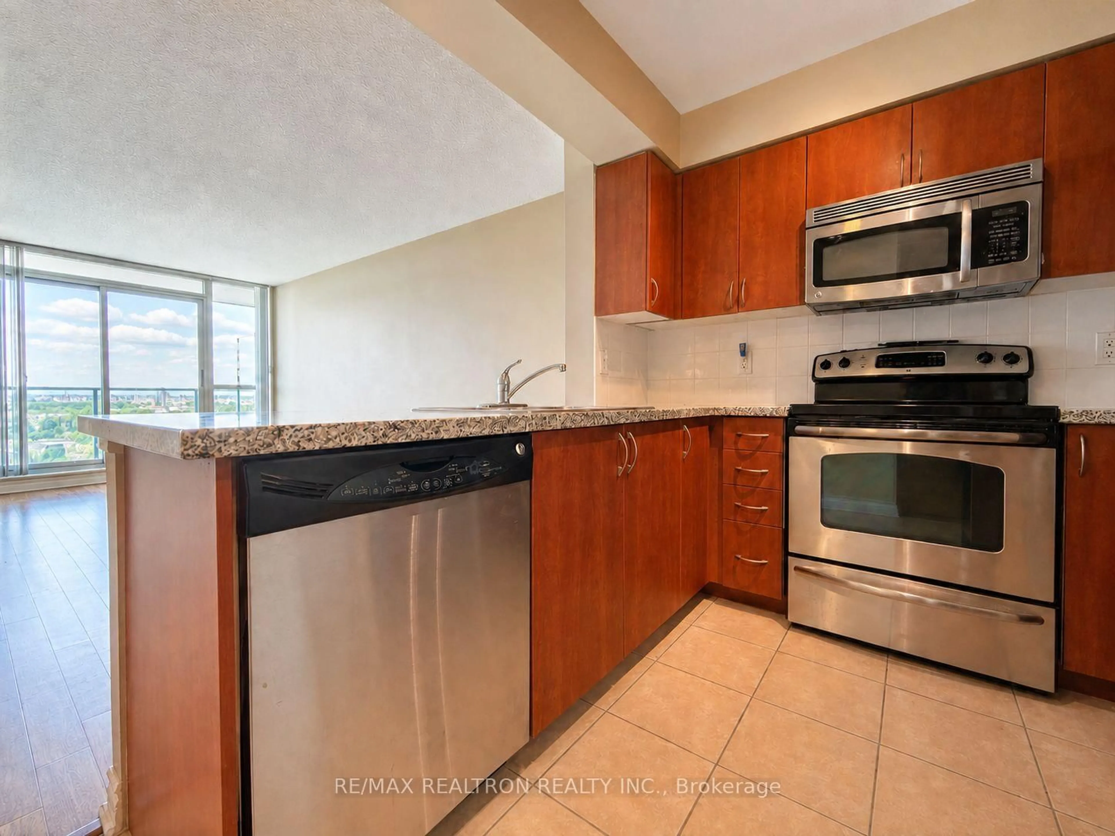 Standard kitchen, ceramic/tile floor for 4850 Glen Erin Dr #1010, Mississauga Ontario L5M 7S1