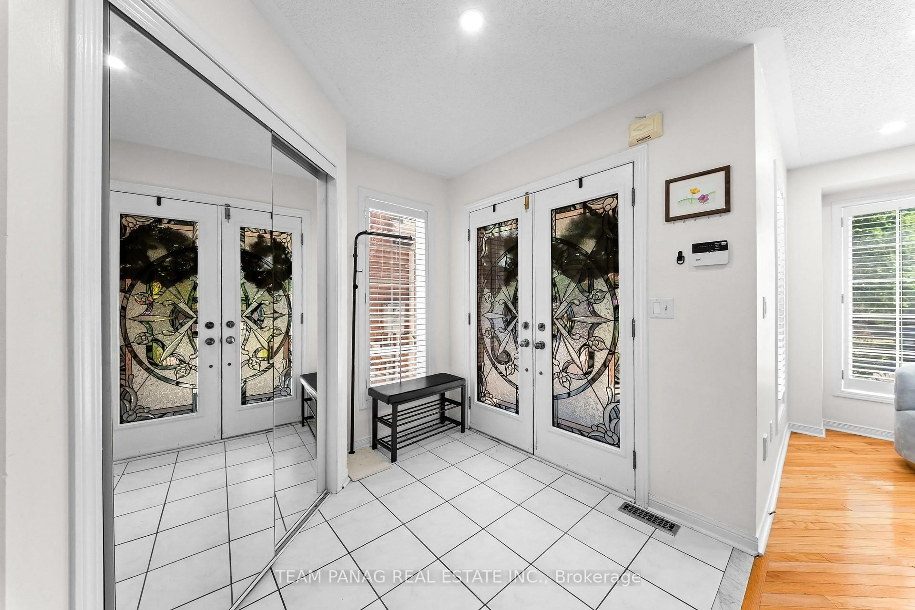 Indoor foyer for 26 Bowsfield Dr, Brampton Ontario L6P 1A6