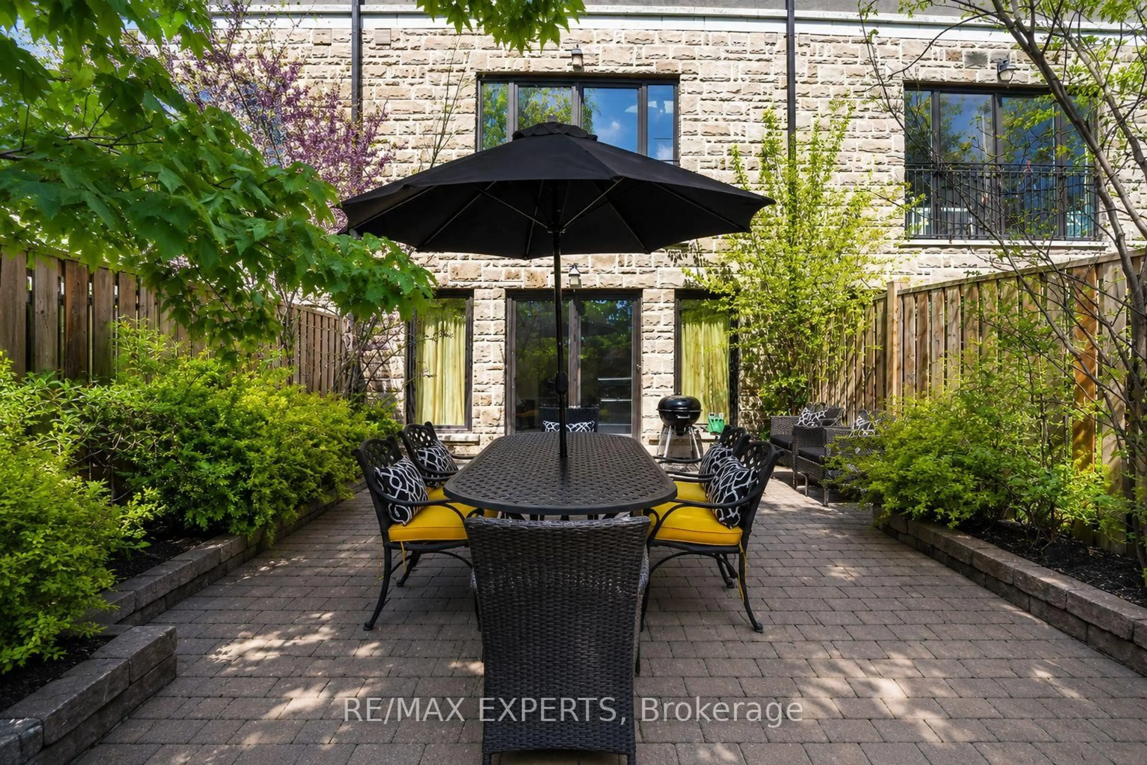 Patio, street for 22 Matthew Crt, Toronto Ontario M9B 2Y3
