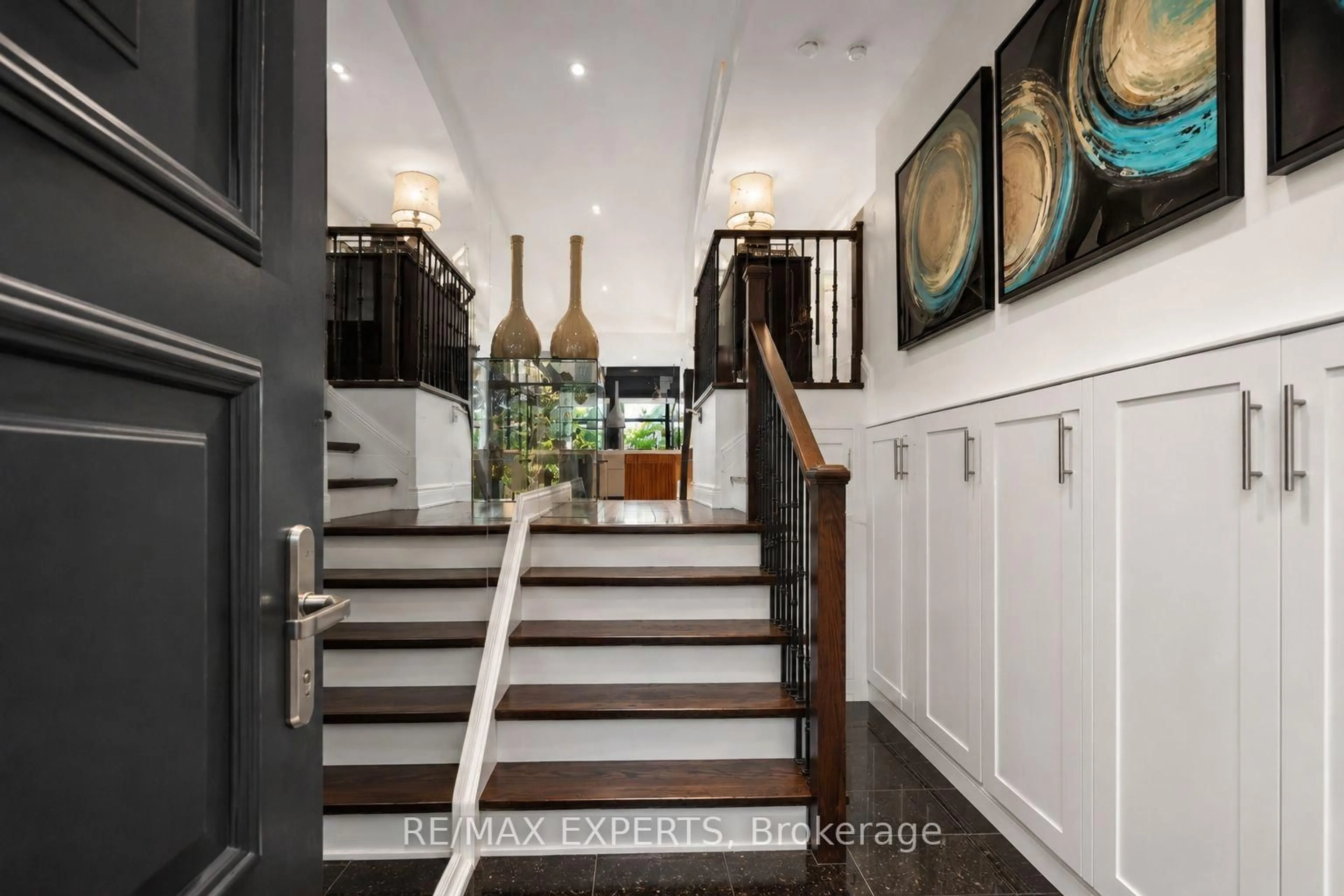 Indoor entryway for 22 Matthew Crt, Toronto Ontario M9B 2Y3