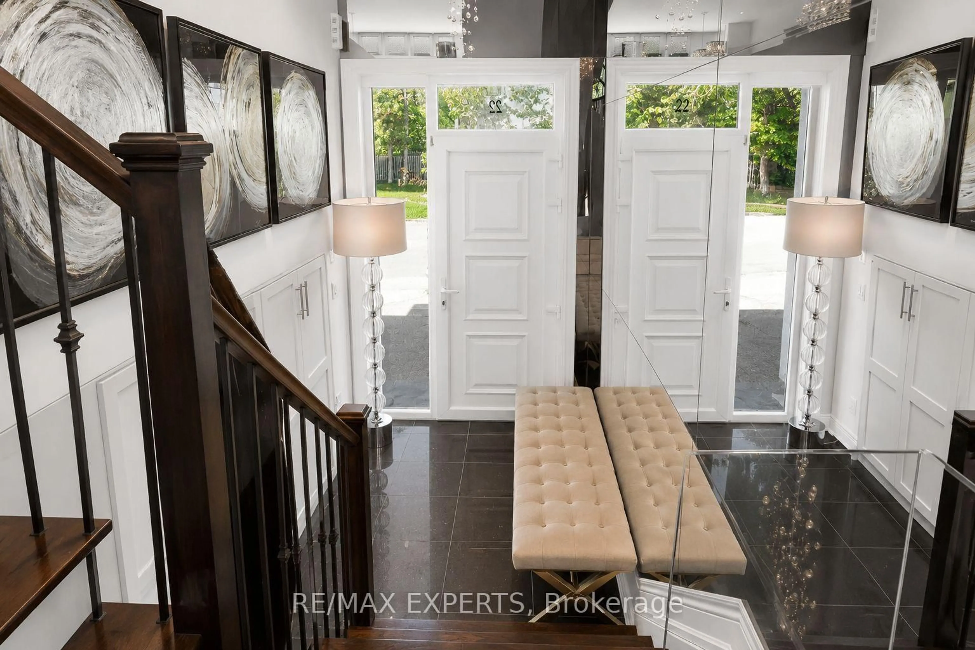 Indoor entryway for 22 Matthew Crt, Toronto Ontario M9B 2Y3