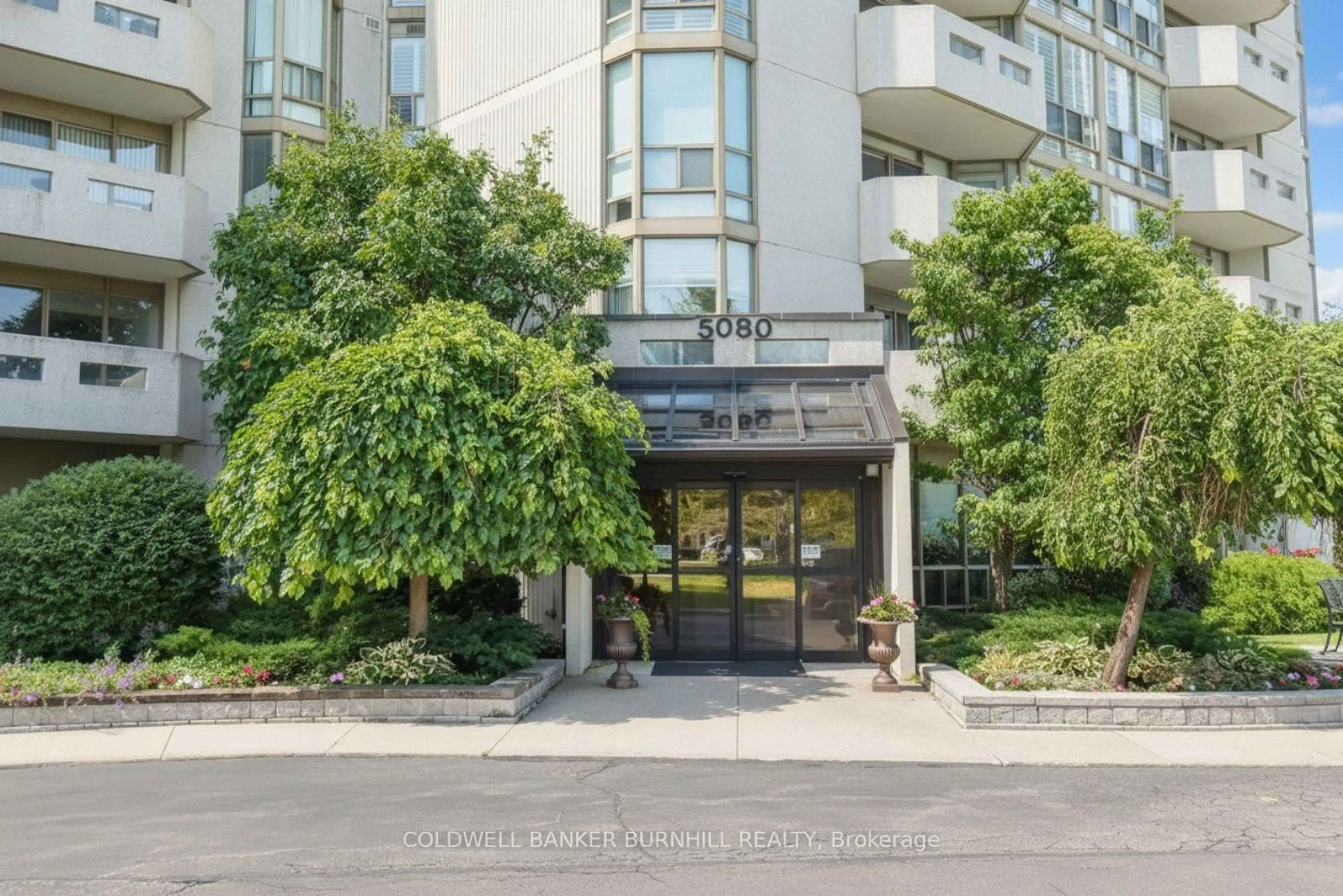 Indoor foyer for 5080 Pinedale Ave #1001, Burlington Ontario L7L 5V7