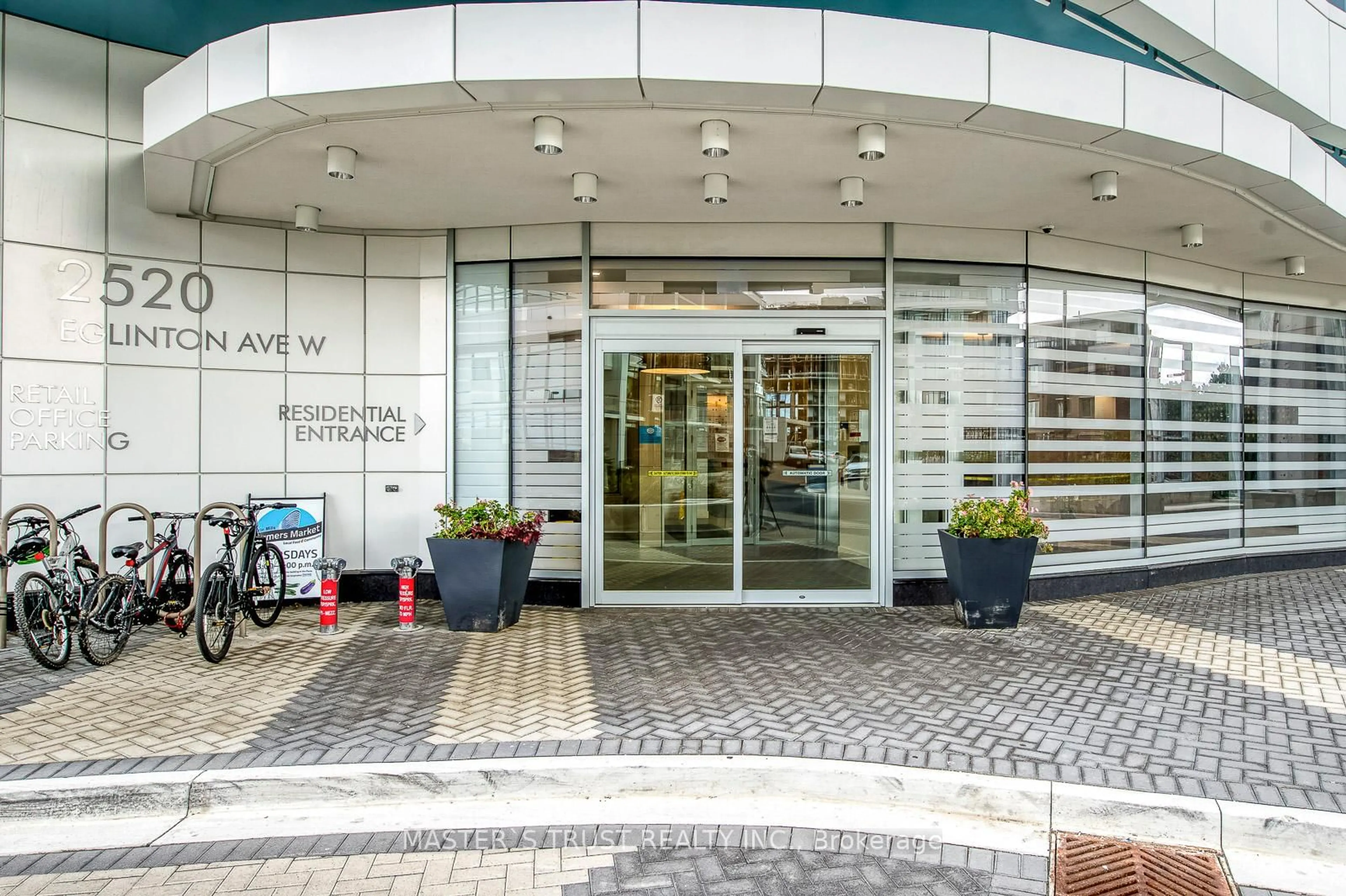 Indoor foyer for 2520 Eglinton Ave #1804, Mississauga Ontario L5M 0Y4