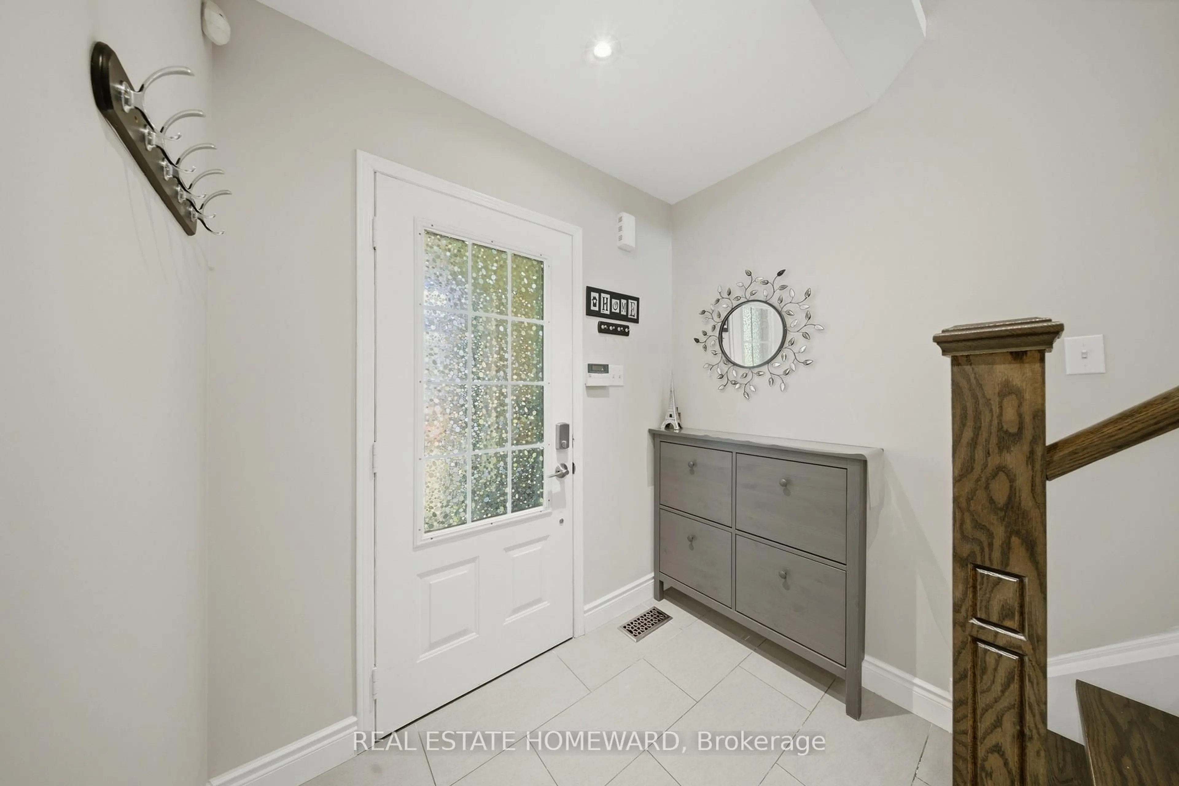 Indoor entryway for 5942 Delle Donne Dr, Mississauga Ontario L5M 7A2