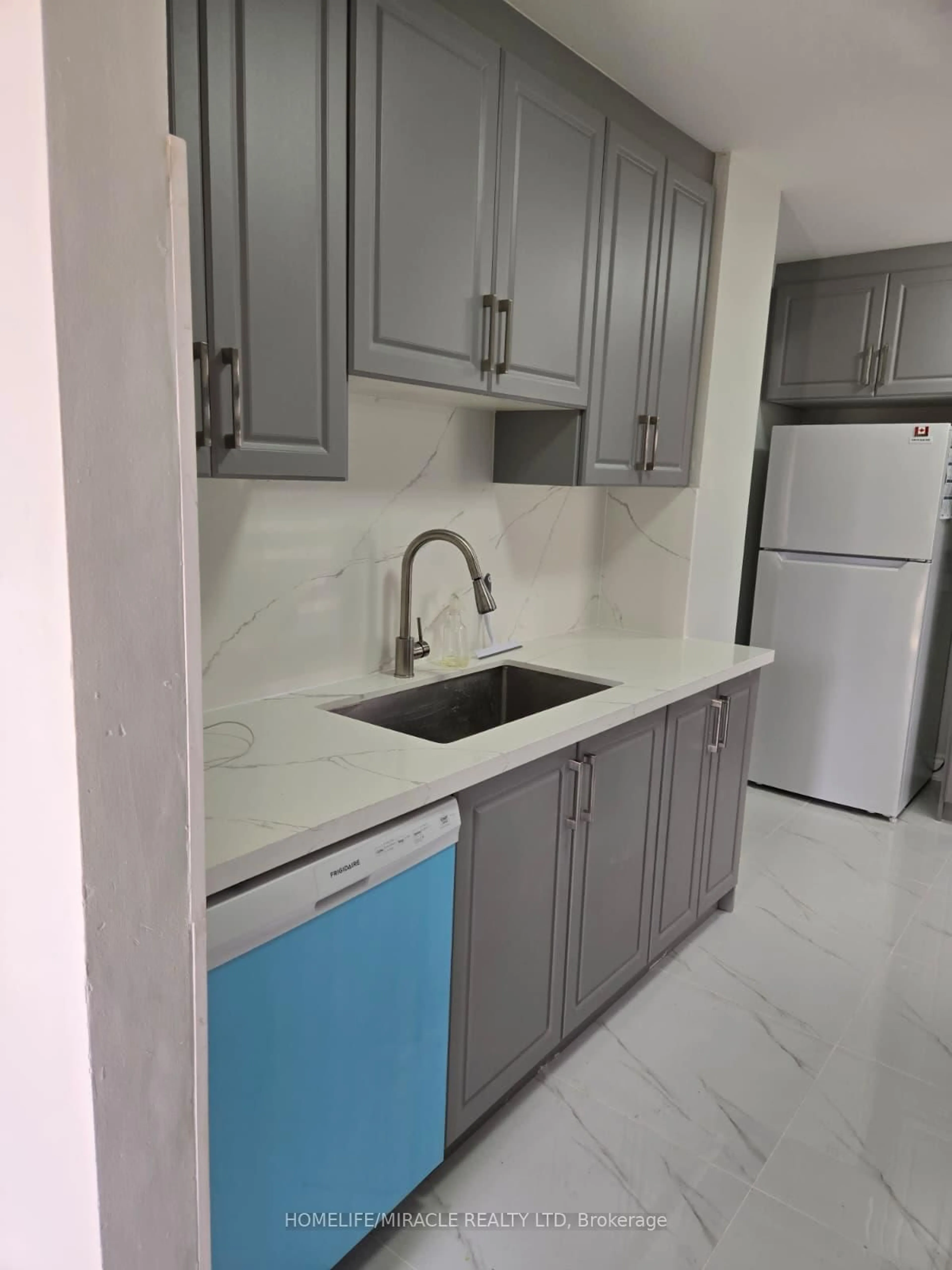 Standard kitchen, ceramic/tile floor for 505 Silverstone Dr, Toronto Ontario M9V 4G8