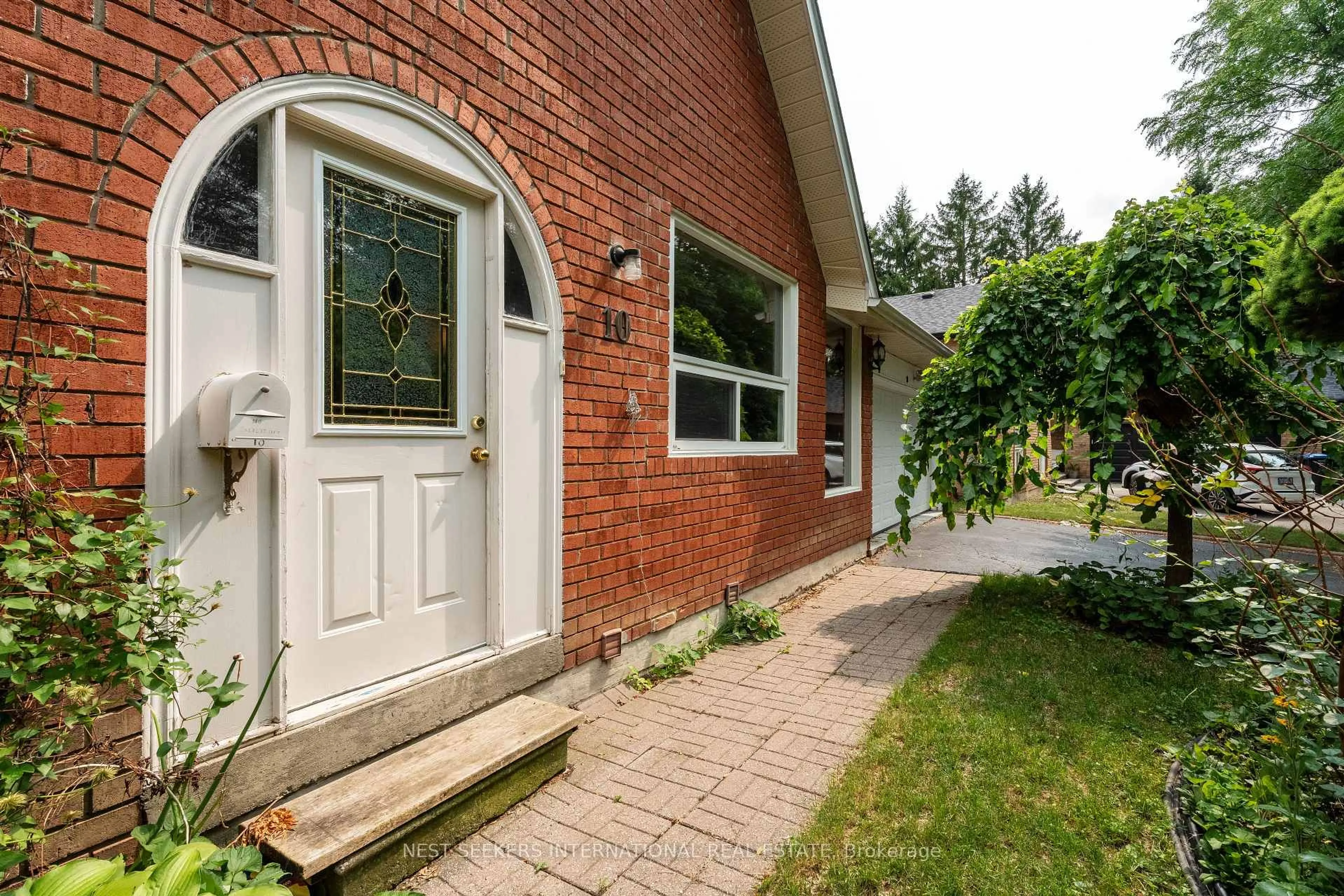 Home with brick exterior material, street for 10 Lennox Crt, Brampton Ontario L6Z 1V9
