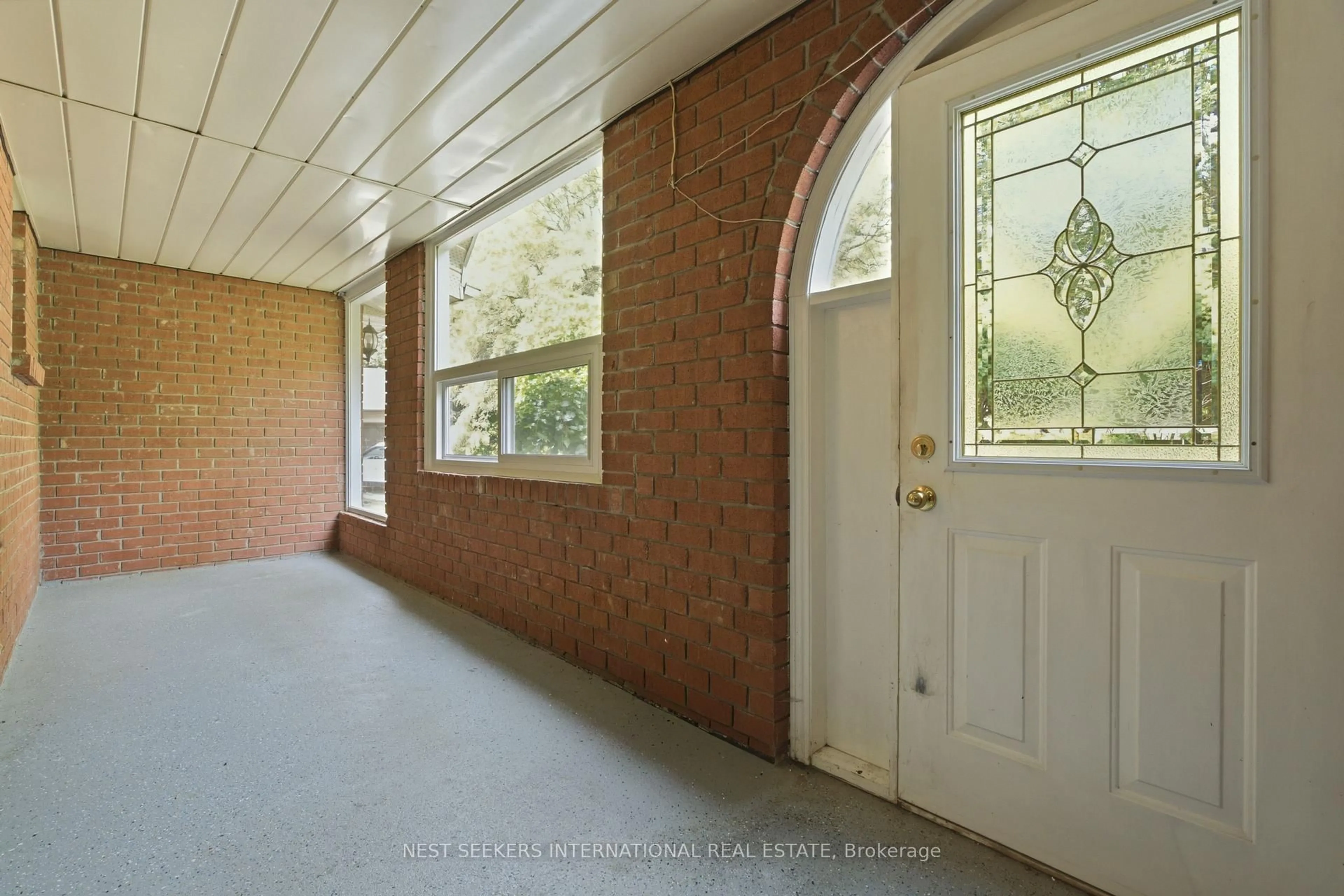 Indoor entryway for 10 Lennox Crt, Brampton Ontario L6Z 1V9