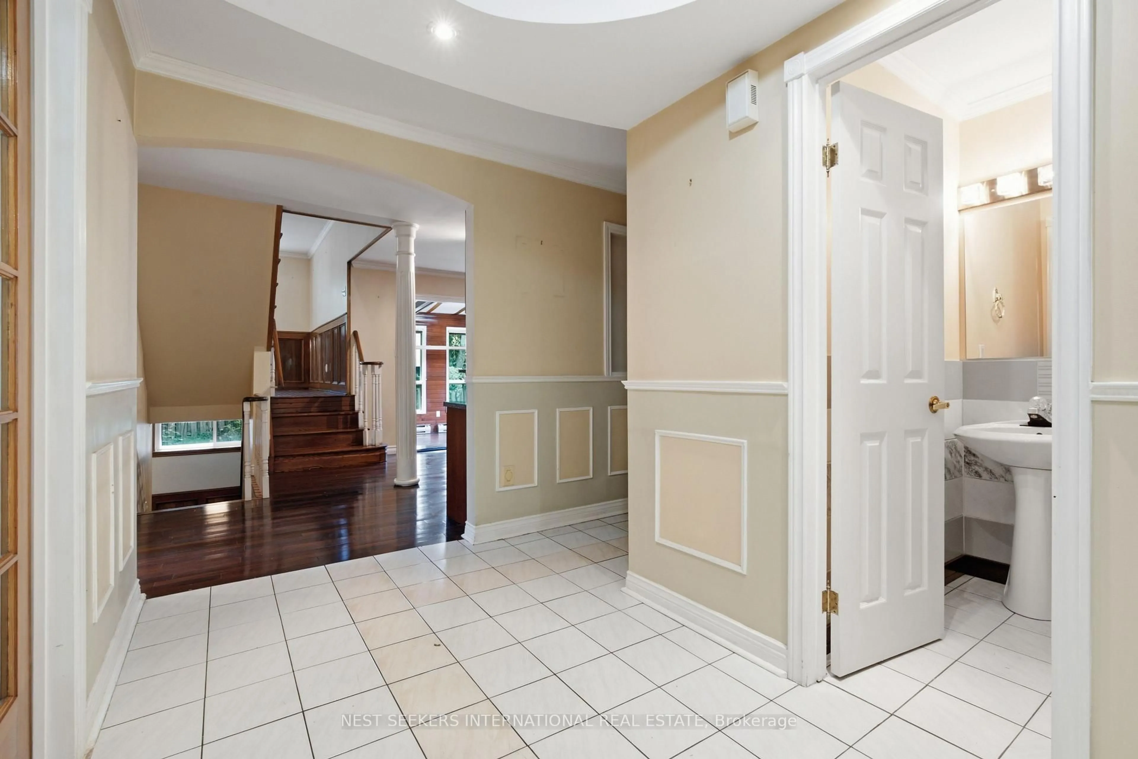 Indoor foyer for 10 Lennox Crt, Brampton Ontario L6Z 1V9